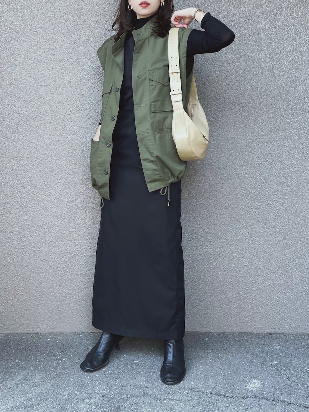 「春服デビュー宣言、ロングワンピース、春コーデ、オトナカジュアル、ミリタリー、ユーティリティベスト、GU、GUコーデ、レイヤードスタイル、着回しコーデ、ベストコーデ、きれいめカジュアル、ミリタリーベスト、ジャンパースカート、ジャンスカ」|「HANNEの【RIKAコラボ】スクエアネックロングジャンスカ(ワンピース、ブラック系)」を使った、さくらさん(骨格ストレート・レディース・163cm)の春コーディネートの2枚目の写真