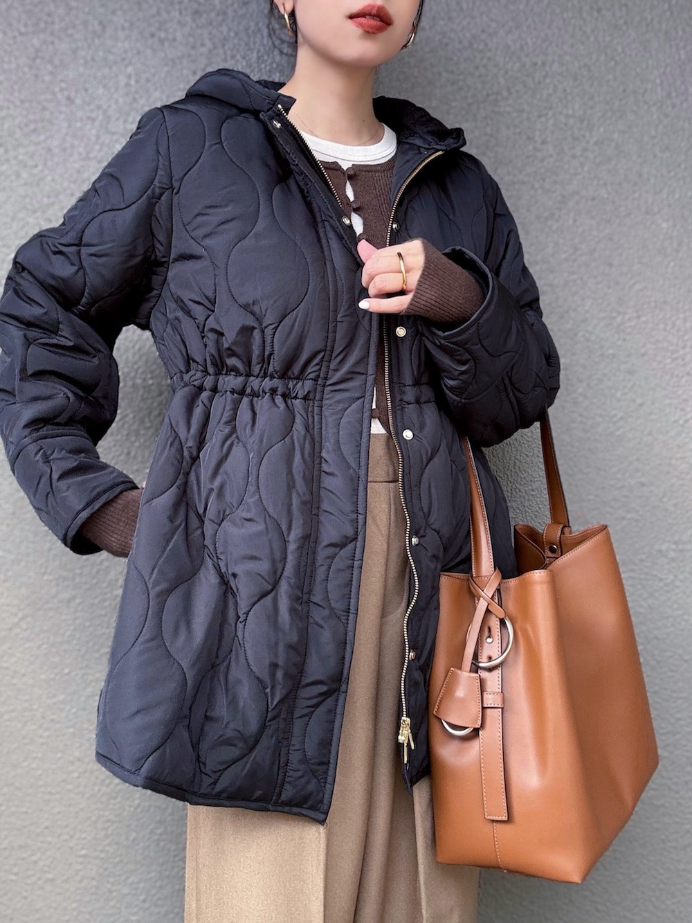 ベージュ系のその他パンツ、イエロー系のパンプス、ブラック系のその他アウターを着用したレディースの秋コーディネートの5枚目の写真