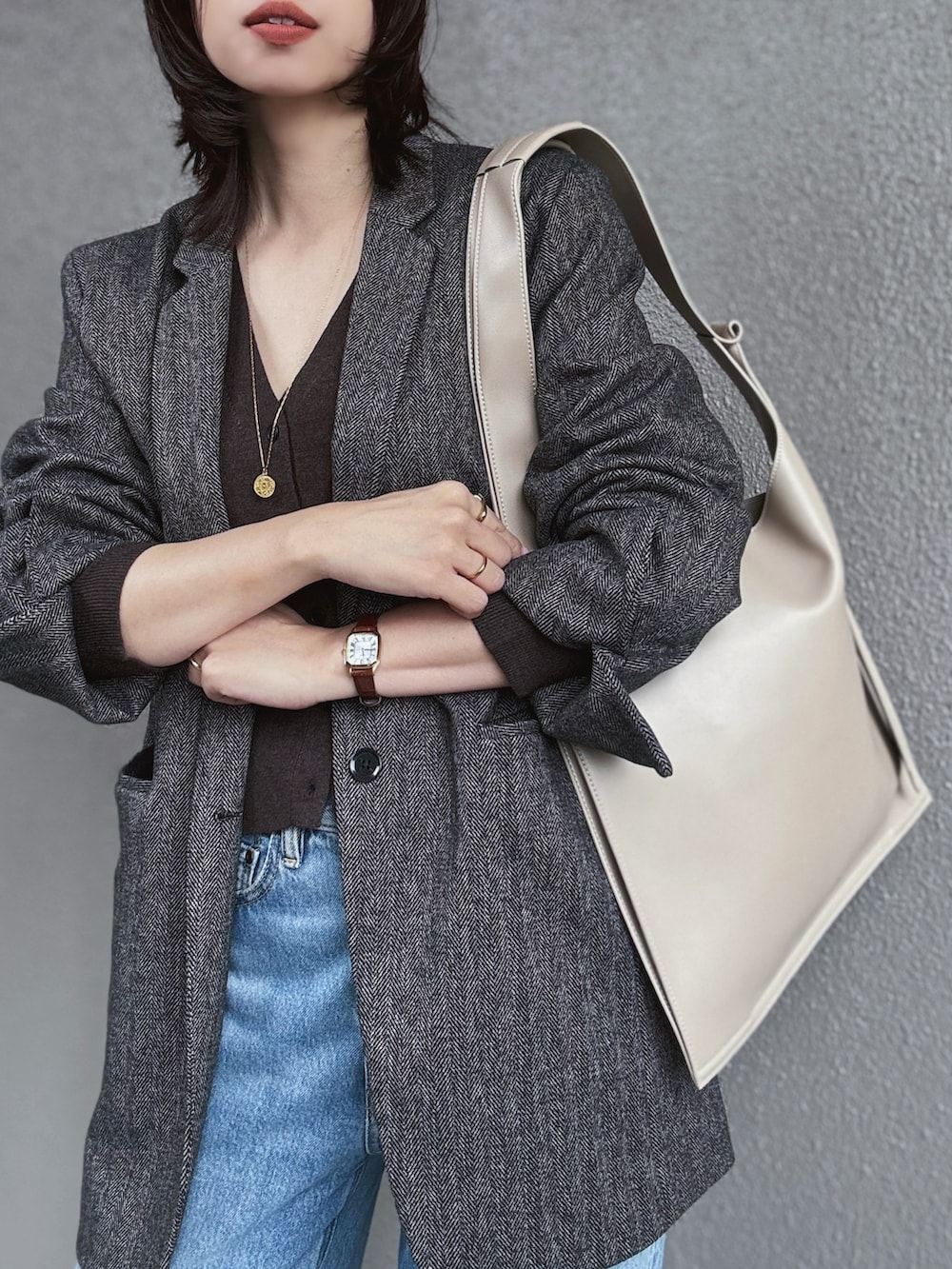 ブラウン系のニット/セーター、ブラウン系のテーラードジャケット、イエロー系のパンプスを着用したレディースの秋コーディネートの4枚目の写真