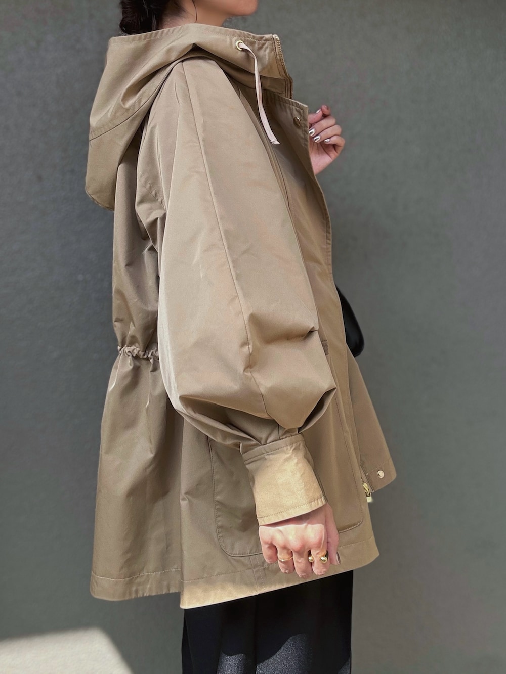 「PR、styledoor、マウンテンパーカー、大人カジュアル、きれいめカジュアル、ワイドパンツ、秋っぽコーデ更新中、休日スタイル、着回しコーデ、シンプルスタイル、パンツスタイル、ブラウン、骨格ストレート」｜「Emma Taylorのスタンドフーディ―マウンテンパーカー（マウンテンパーカー、イエロー系）」を使った、さくらさん（骨格ストレート・レディース・163cm）の秋コーディネートの3枚目の写真