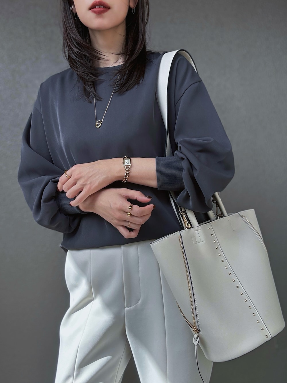 「PR、styledoor、秋コーデ、大人カジュアルコーデ、ブラウス、パンツスタイル、フレアパンツ、淡色コーデ、グレー、きれいめカジュアル、秋服準備はじめました、シンプルスタイル、骨格ストレート」｜「Emma TaylorのバックジップロングスリーブTブラウス（シャツ/ブラウス、グレー系）」を使った、さくらさん（骨格ストレート・レディース・163cm）の秋コーディネートの4枚目の写真