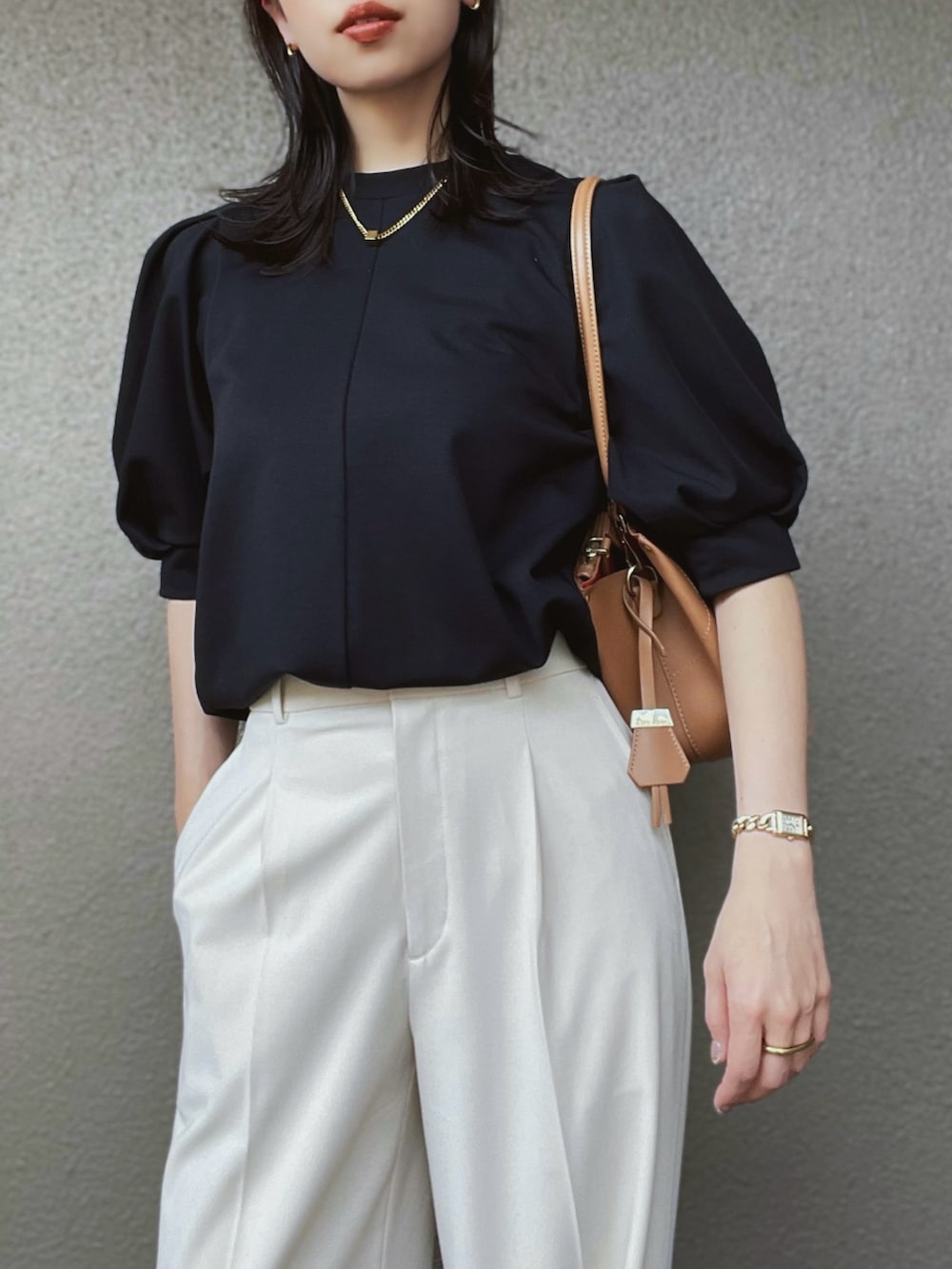 「きれいめカジュアル、オフィスカジュアル、シンプルコーデ、パンツスタイル、タックワイドパンツ、ユニクロ、styledoor、モノトーン、モノトーンコーデ、キレイめ、骨格ストレート」｜「Emma Taylorの【着ごこちシリーズ】ライトダンボールボリュームスリーブプルオーバー（Tシャツ/カットソー、ブラック系）」を使った、さくらさん（骨格ストレート・レディース・163cm）の春コーディネートの2枚目の写真