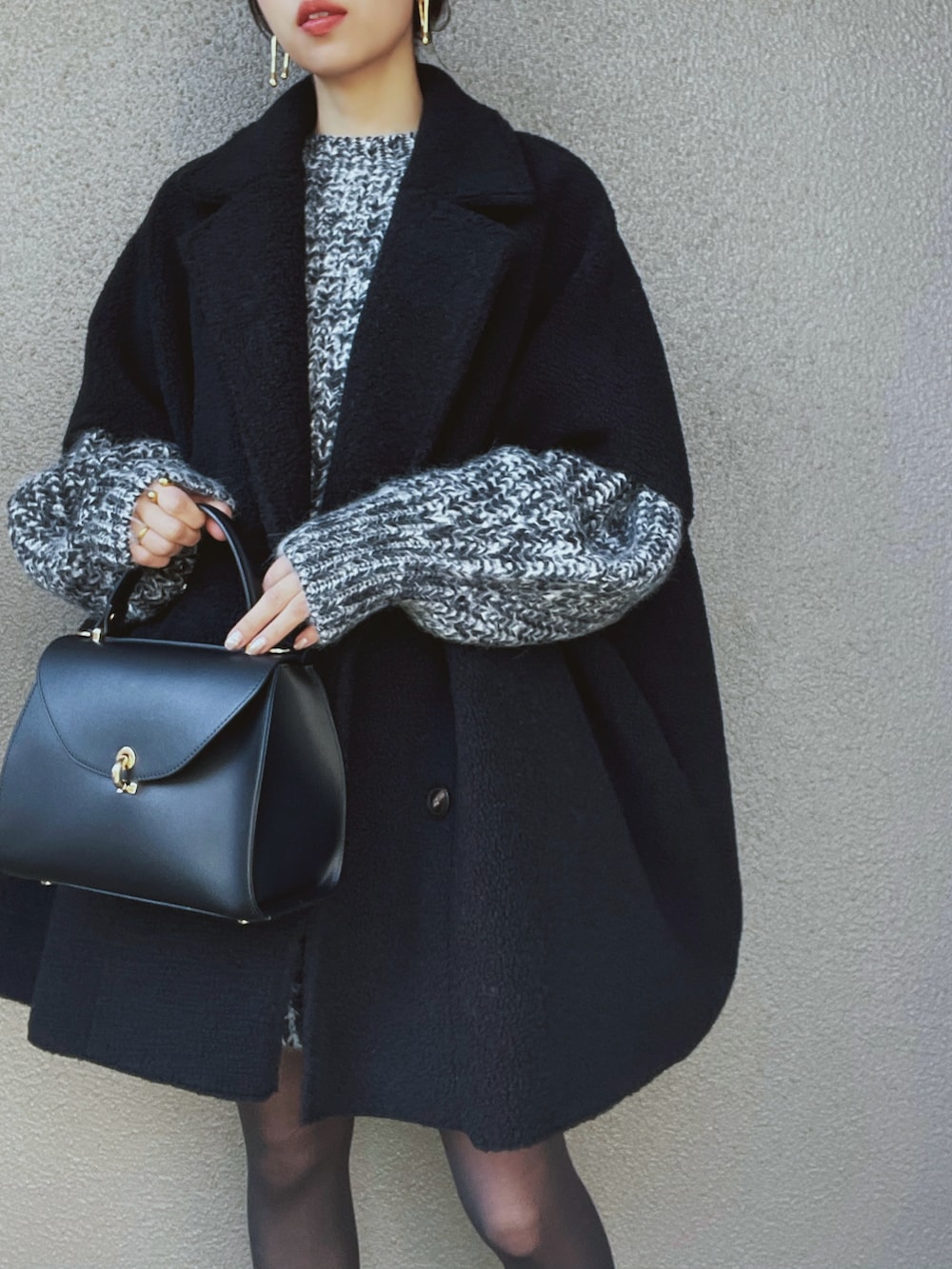 「ボア、コート、クリスマスに着たい服、お出かけコーデ、セットアップ、ミニスカート、ニット、冬コーデ、ローファー、骨格ストレート、オトナカジュアル、冬アウター」｜「rectangleのムートンボアポンチョコート（ポンチョ、ブラック系）」を使った、さくらさん（骨格ストレート・レディース・163cm）の冬コーディネートの3枚目の写真