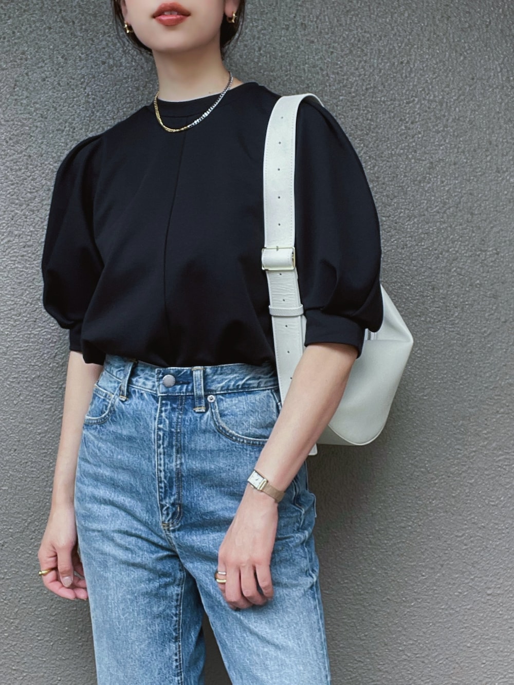 「PR、styledoor、おでかけコーデ、デニム、きれいめカジュアル、春夏コーデ、GU、シンプルコーデ、ボリューム袖」｜「Emma Taylorの【着ごこちシリーズ】ライトダンボールボリュームスリーブプルオーバー（Tシャツ/カットソー、ブラック系）」を使った、さくらさん（骨格ストレート・レディース・163cm）の春コーディネートの2枚目の写真