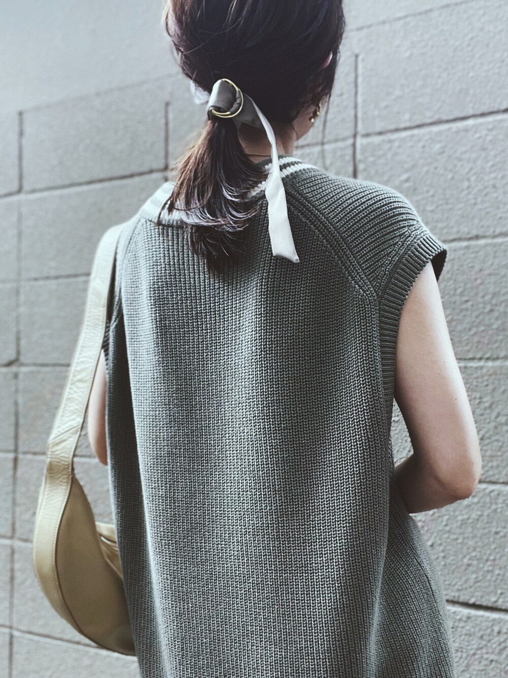 「今日のコスメと服、GU、GUコーデ、プルオンパンツ、パンツスタイル、プチプラ、チルデンニット、ジェンダーレス、サマーニット、ベスト、ニュアンスカラー、淡色コーデ、スポーツミックス、シンプルコーデ」|「GUのアイテム(トップス、グリーン系)」を使った、さくらさん(レディース・163cm)の夏コーディネートの2枚目の写真