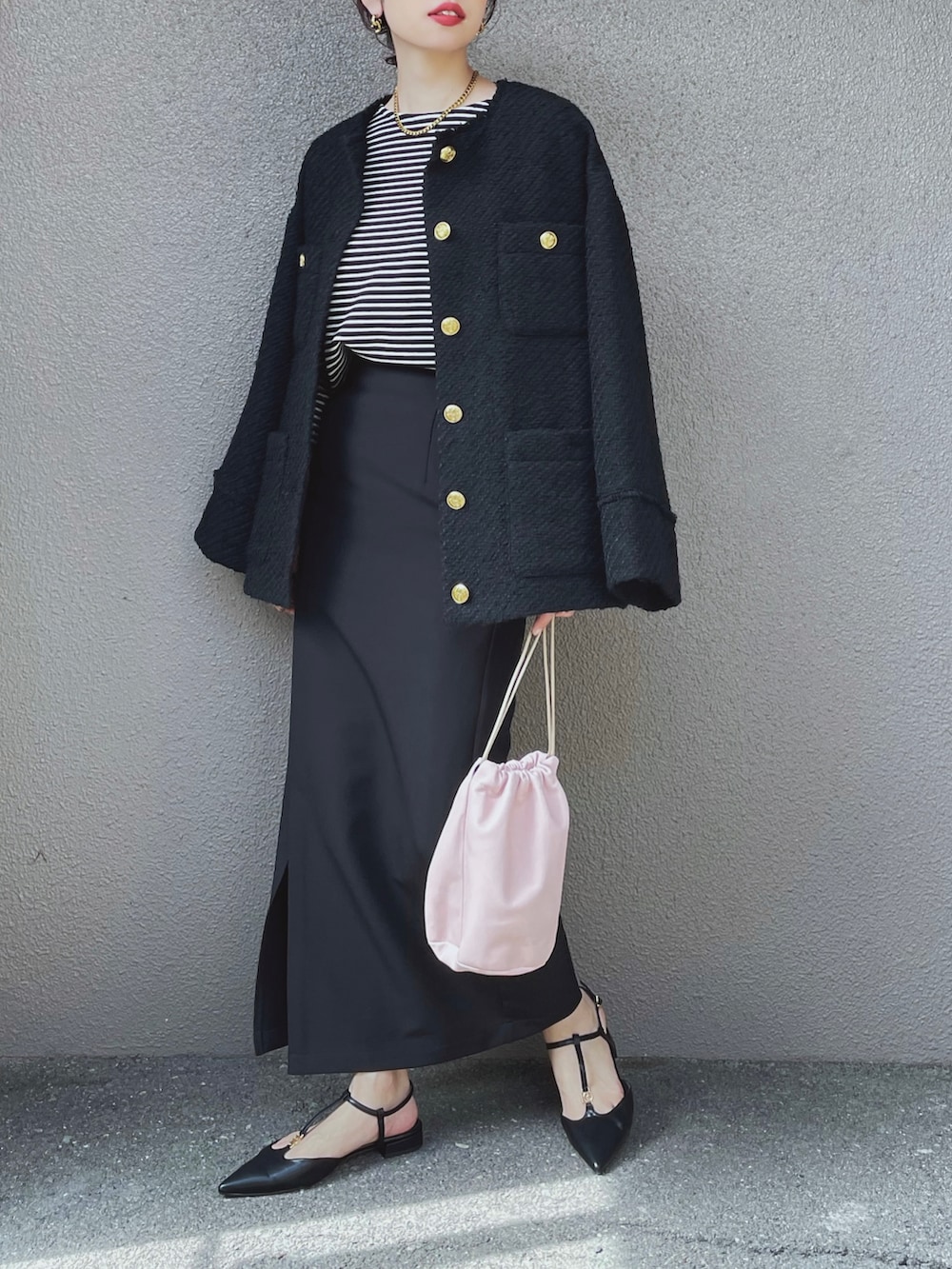 「秋服、秋コーデ、オトナ女子、ブラック、ツイードジャケット、ボーダー、GU、スカート、ロングスカート、フラットシューズ、きれいめカジュアル、お出かけコーデ、クラシック」｜「LOUNGEDRESSのツイードジャケット（ノーカラージャケット、ブラック系）」を使った、さくらさん（骨格ストレート・レディース・163cm）の秋コーディネートの2枚目の写真