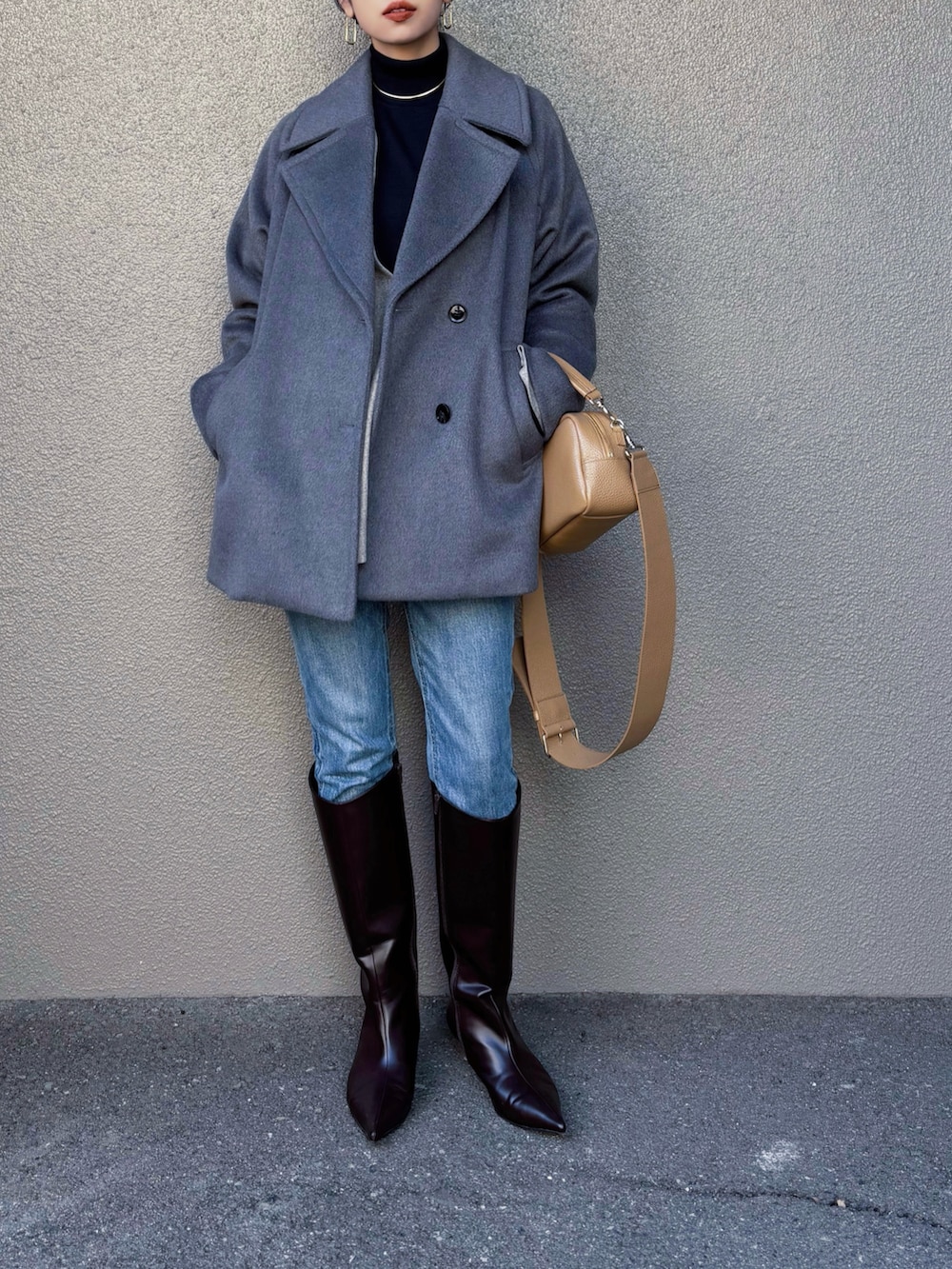 グレー系のピーコート、ベージュ系のシャツ/ブラウス、ブラック系のニット/セーターを着用したレディースの冬コーディネートの2枚目の写真