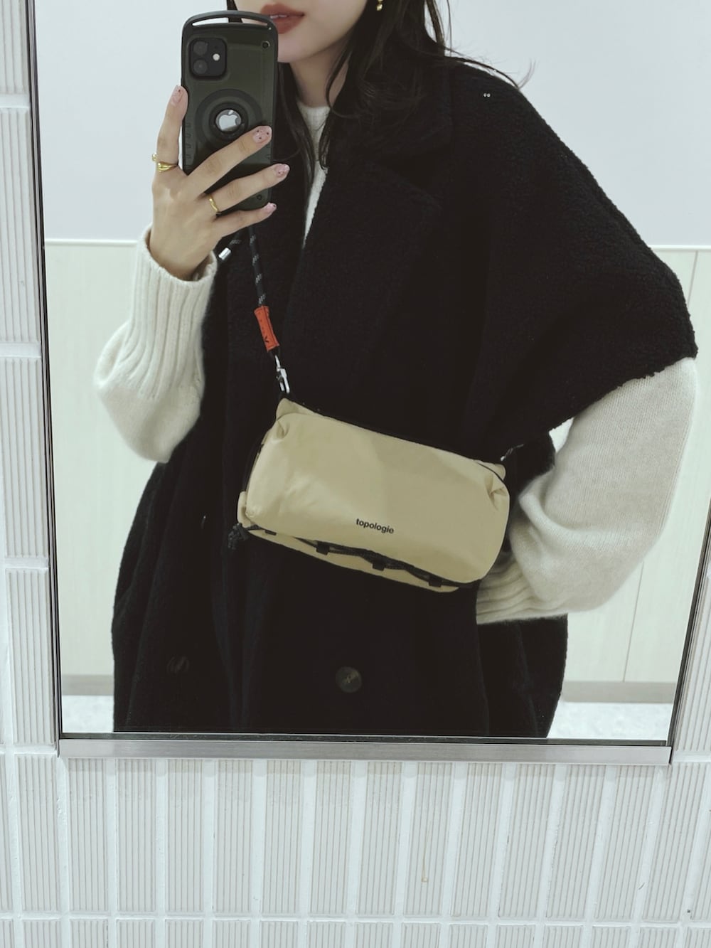 「PR、Topologie、サコッシュ、ボア、ボアコート、ロングブーツ、ファッションを楽しもう、秋冬コーデ、大人カジュアル、休日コーデ、ブーツイン、パンツスタイル、ビッグシルエット」|「TopologieのBottle Sacoche ボトルサコッシュ【バッグ単体】(ショルダーバッグ、ベージュ系)」を使った、さくらさん(骨格ストレート・レディース・163cm)の秋コーディネートの4枚目の写真