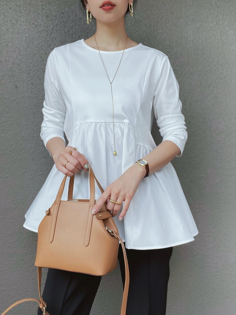 ホワイト系のTシャツ/カットソー、ブラック系のその他パンツ、ベージュ系のパンプスを着用したレディースの春コーディネートの2枚目の写真