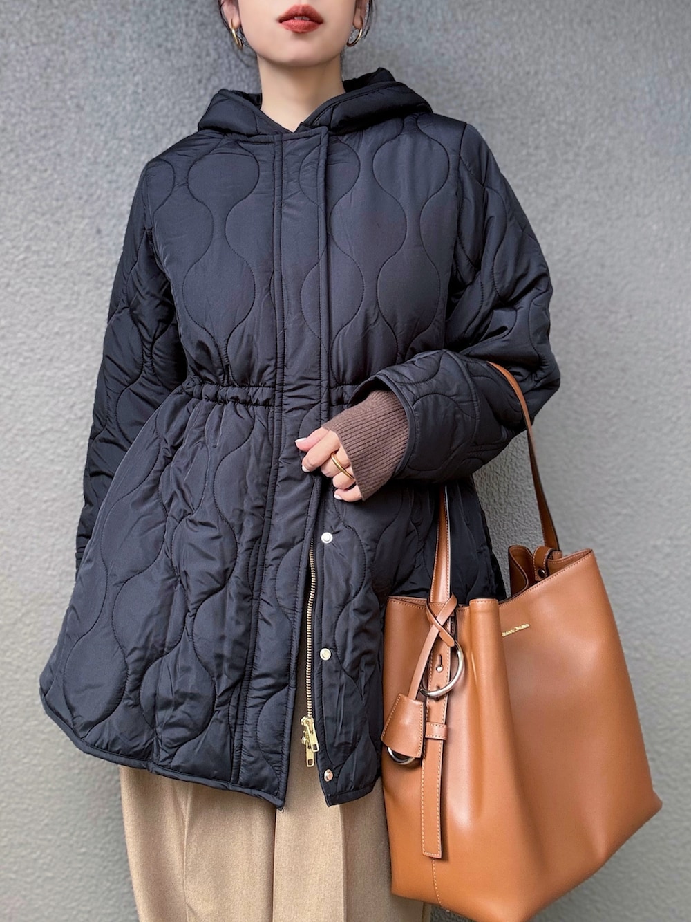 ベージュ系のその他パンツ、イエロー系のパンプス、ブラック系のその他アウターを着用したレディースの秋コーディネートの4枚目の写真