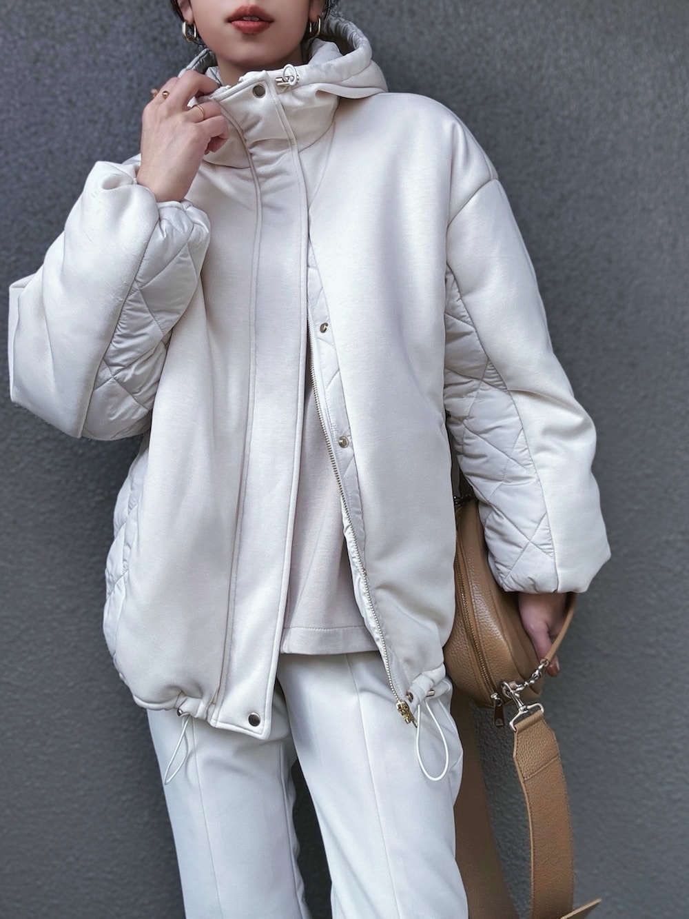 「PR、styledoor、冬アウター、キルティング、ブーツ、ホワイトコーデ、クリスマスに着たい服、冬コーデ、休日スタイル、きれいめカジュアル、ショルダーバッグ、淡色コーデ、骨格ストレート」｜「Emma Taylorの【撥水・防汚加工】異素材コンビキルティングコート（ダウンジャケット/コート、ベージュ系）」を使った、さくらさん（骨格ストレート・レディース・163cm）の冬コーディネートの4枚目の写真