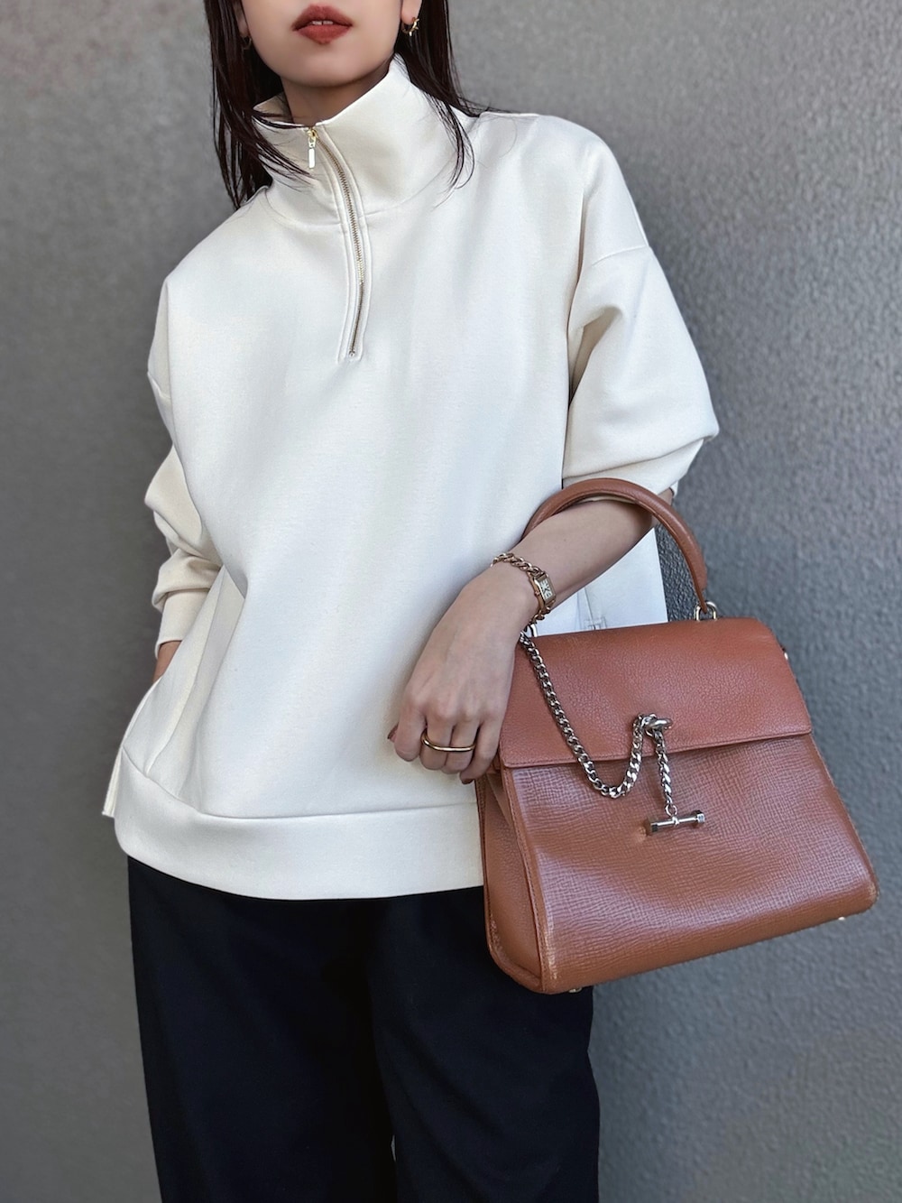 「PR、styledoor、スウェット、ボア、ハーフジップ、モノトーン、冬コーデ、きれいめカジュアル、パンツスタイル、シンプルコーデ、ボアコート、骨格ストレート」｜「Emma Taylorの【リバイバル】ダンボールスタンドカラーハーフジッププルオーバー（スウェット、ホワイト系）」を使った、さくらさん（骨格ストレート・レディース・163cm）の冬コーディネートの2枚目の写真
