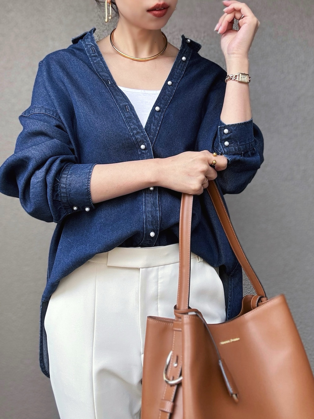 「PR、styledoor、デニムシャツ、春ファッション、春夏コーデ、きれいめコーデ、大人カジュアル、きれいめカジュアル、パンツスタイル、春コーデ、骨格ストレート、顔タイプエレガント」｜「Emma Taylorの【大人デニム】パール釦オーバーリヨセルデニムシャツ（シャツ/ブラウス、ブルー系）」を使った、さくらさん（骨格ストレート・レディース・163cm）の春コーディネートの3枚目の写真