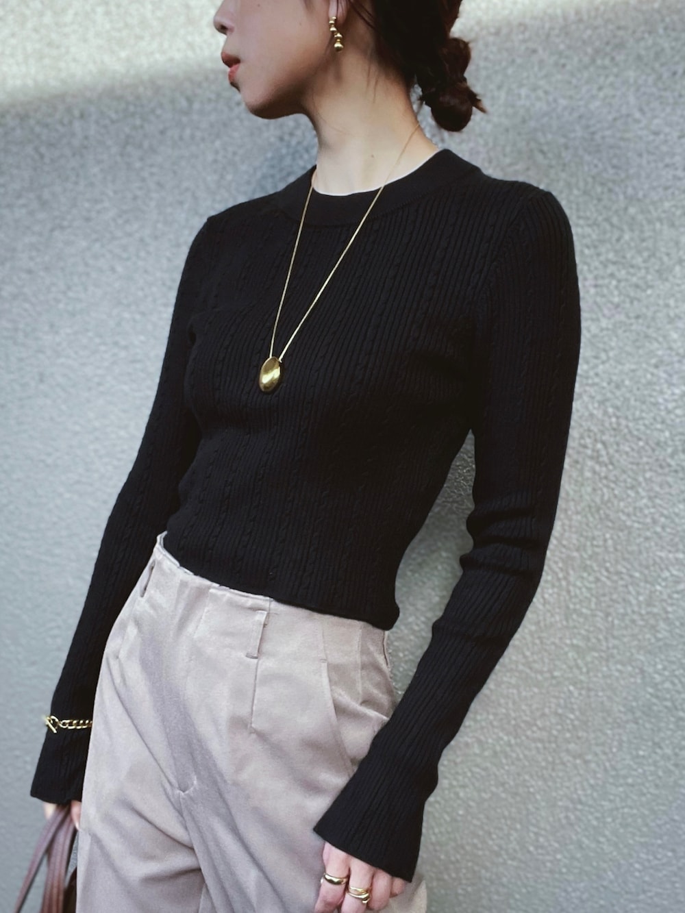 「秋物準備はじめました、大人カジュアル、ゴールドアクセ、ロングネックレス、GU、GUコーデ、トートバッグ、ワイドパンツ、ハイウエスト、きれいめカジュアル、オフィスカジュアル、骨格ウェーブ、秋服、ショート丈トップス」｜「GUのアイテム（ニット/セーター、ブラック系）」を使った、さくらさん（レディース・163cm）の秋コーディネートの2枚目の写真