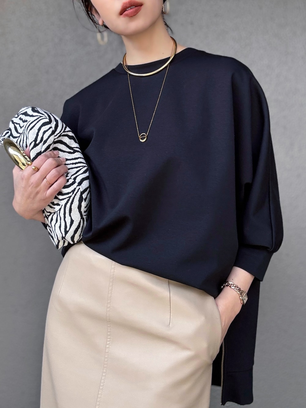 「PR、styledoor、春めき満開コーデ、春服コーデ、大人コーデ、スカート、スウェット、シンプルコーデ、きれいめカジュアル、大人カジュアル、骨格ストレート」|「Emma Taylorのライトダンボールサイドジップドルマンプルオーバー(Tシャツ/カットソー、ブラック系)」を使った、さくらさん(骨格ストレート・レディース・163cm)の春コーディネートの3枚目の写真