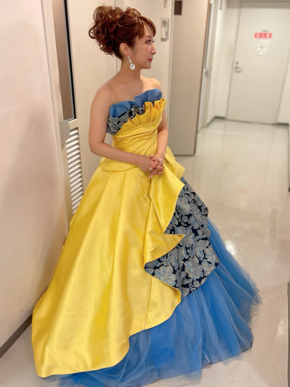 辰巳真理恵｜黄色と青のドレス💛💙のドレスを使ったコーディネート - WEAR