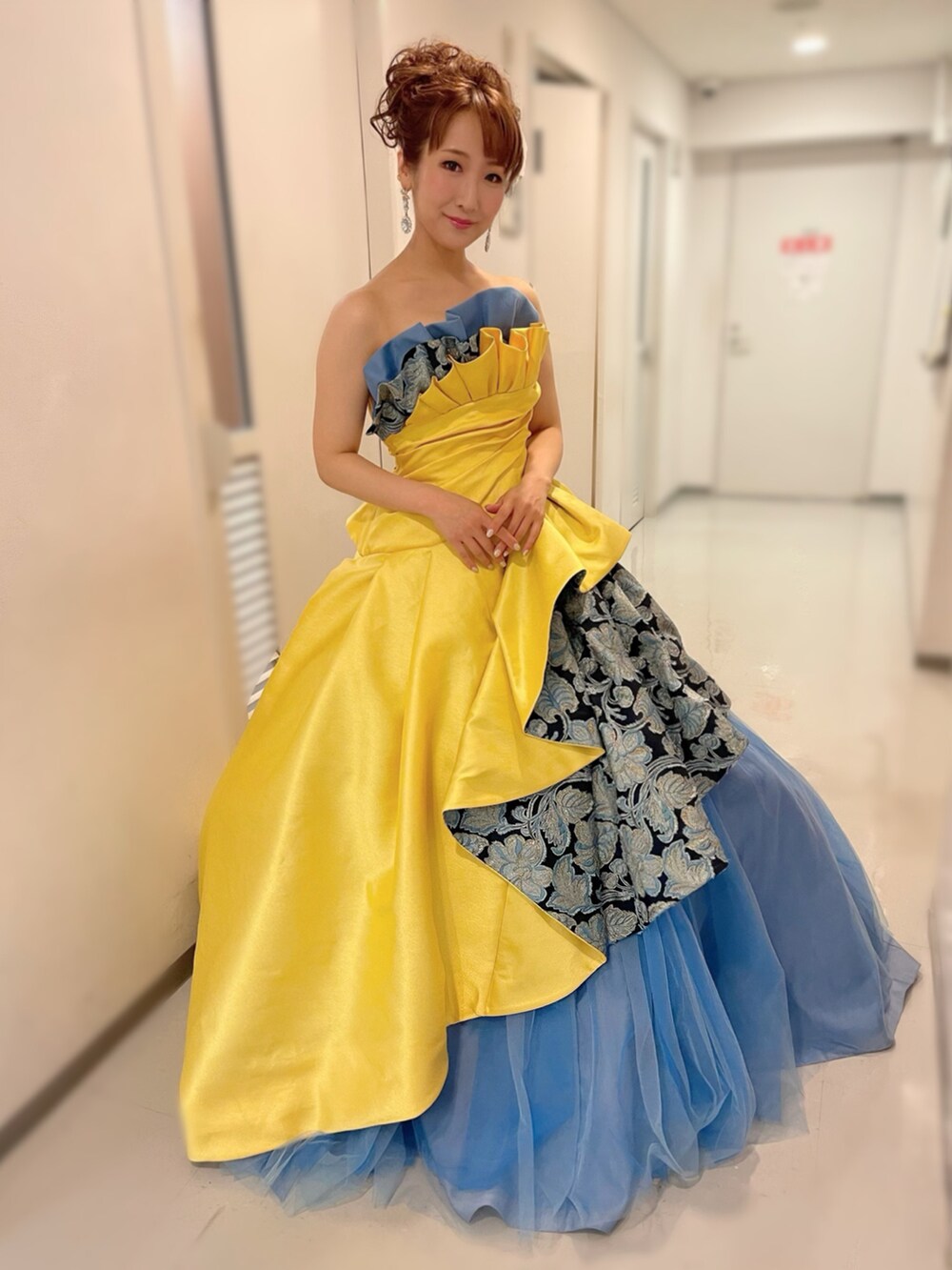 辰巳真理恵｜黄色と青のドレス💛💙のドレスを使った
