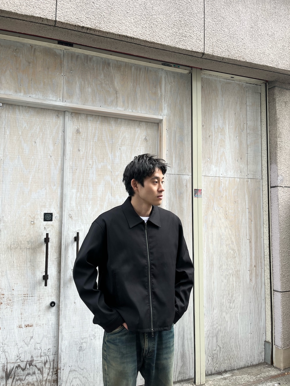 ブラック系のブルゾンを着用したメンズの冬コーディネートの2枚目の写真