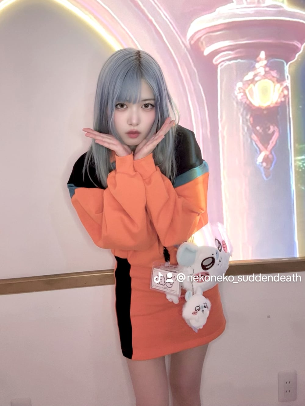 ホワイト系のスニーカー、オレンジ系のワンピースを着用したレディースの秋コーディネートの2枚目の写真