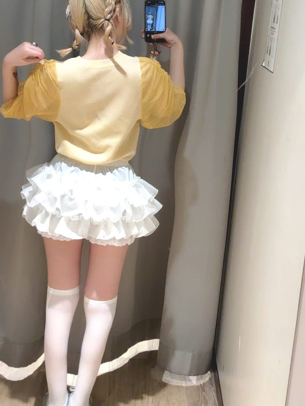 イエロー系のニット/セーターを着用したレディースの春コーディネートの2枚目の写真