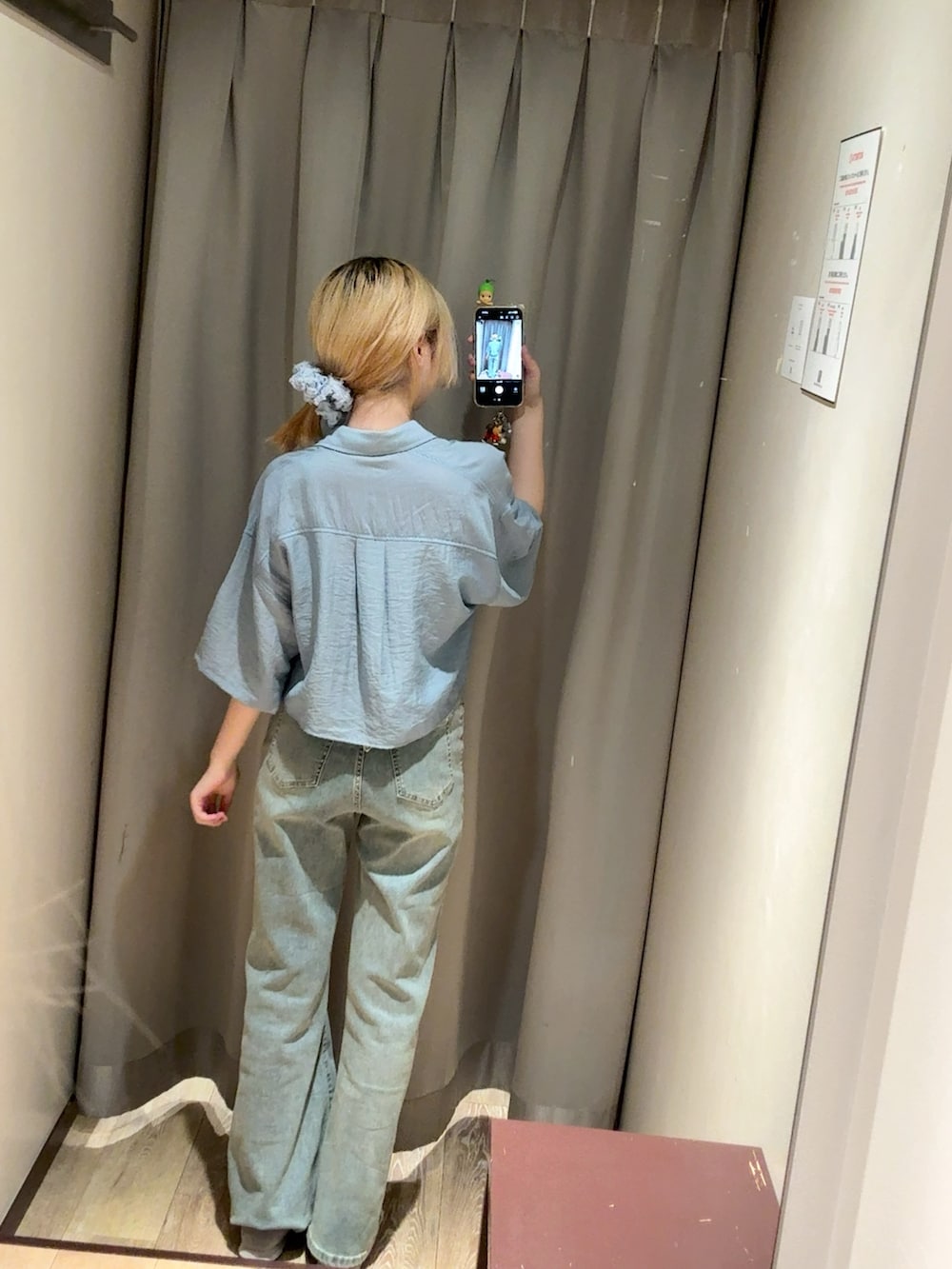 ブルー系のシャツ/ブラウス、ブルー系のシュシュを着用したレディースの夏コーディネートの2枚目の写真
