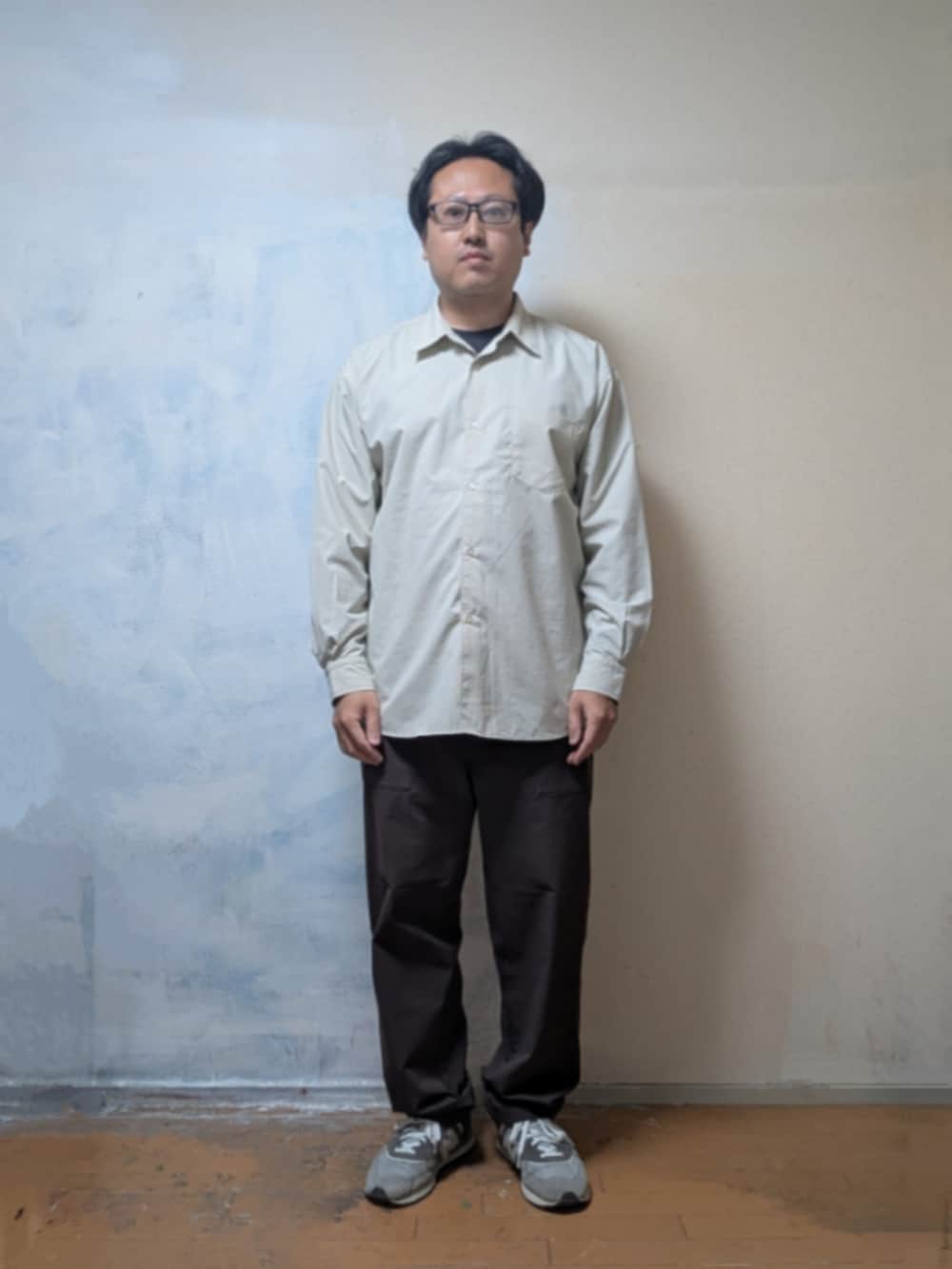 ブルー系のマウンテンパーカー、ベージュ系のシャツ/ブラウス、ブラウン系のその他パンツを着用したメンズの春コーディネートの2枚目の写真