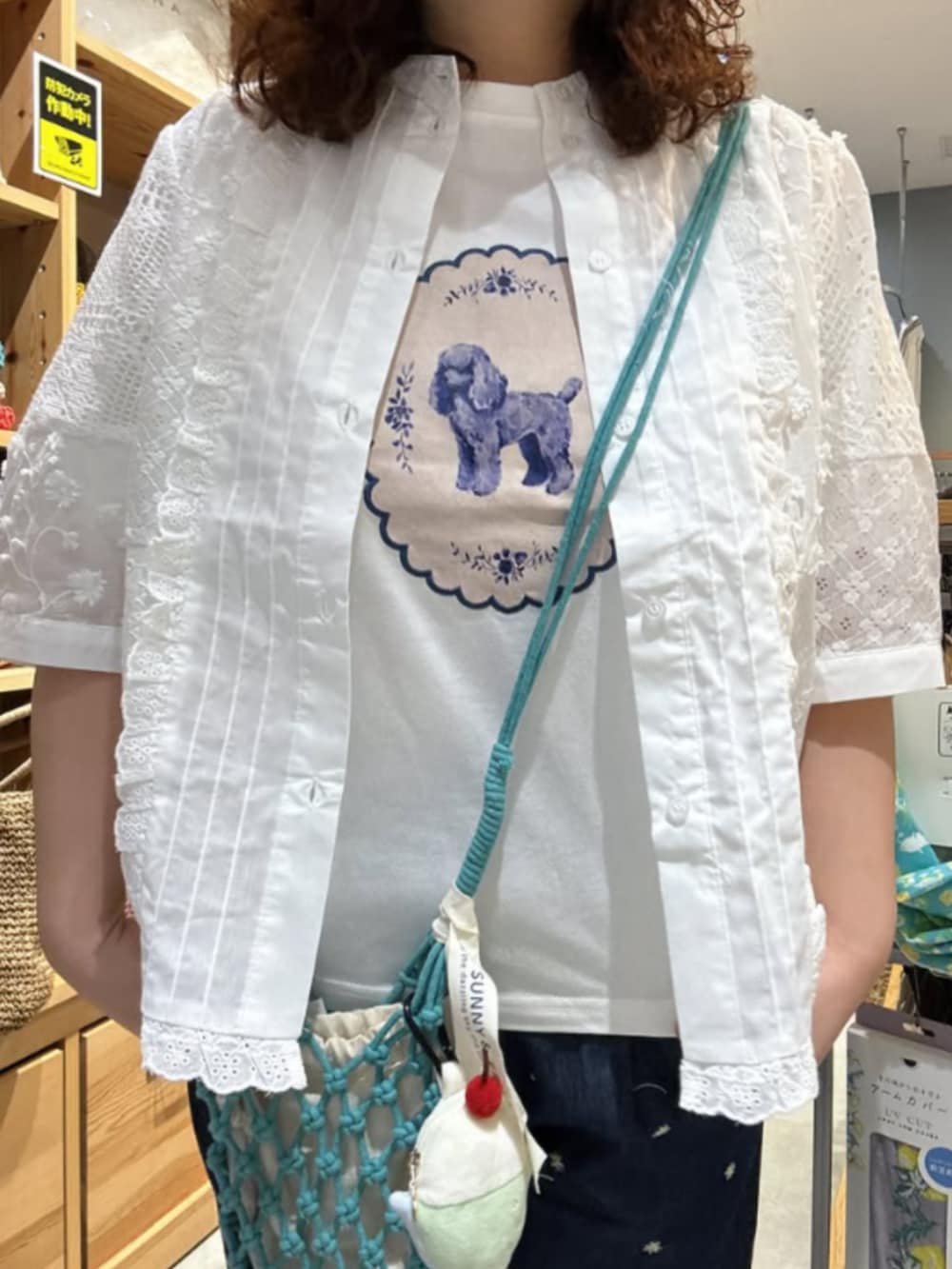 ホワイト系のTシャツ/カットソーを着用したレディースの夏コーディネートの2枚目の写真
