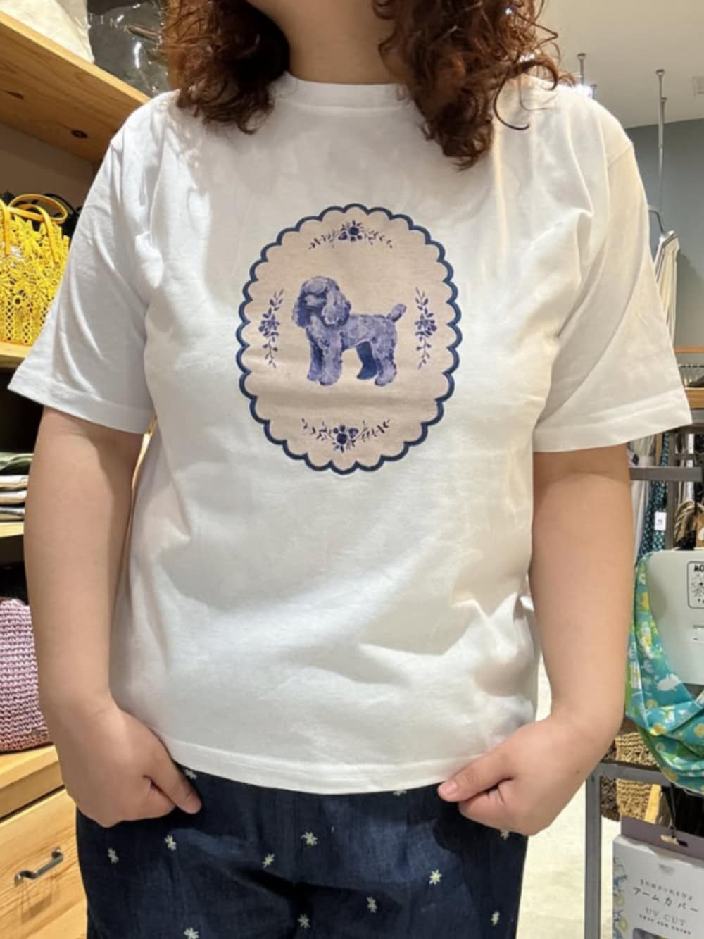 ホワイト系のTシャツ/カットソーを着用したレディースの夏コーディネートの3枚目の写真