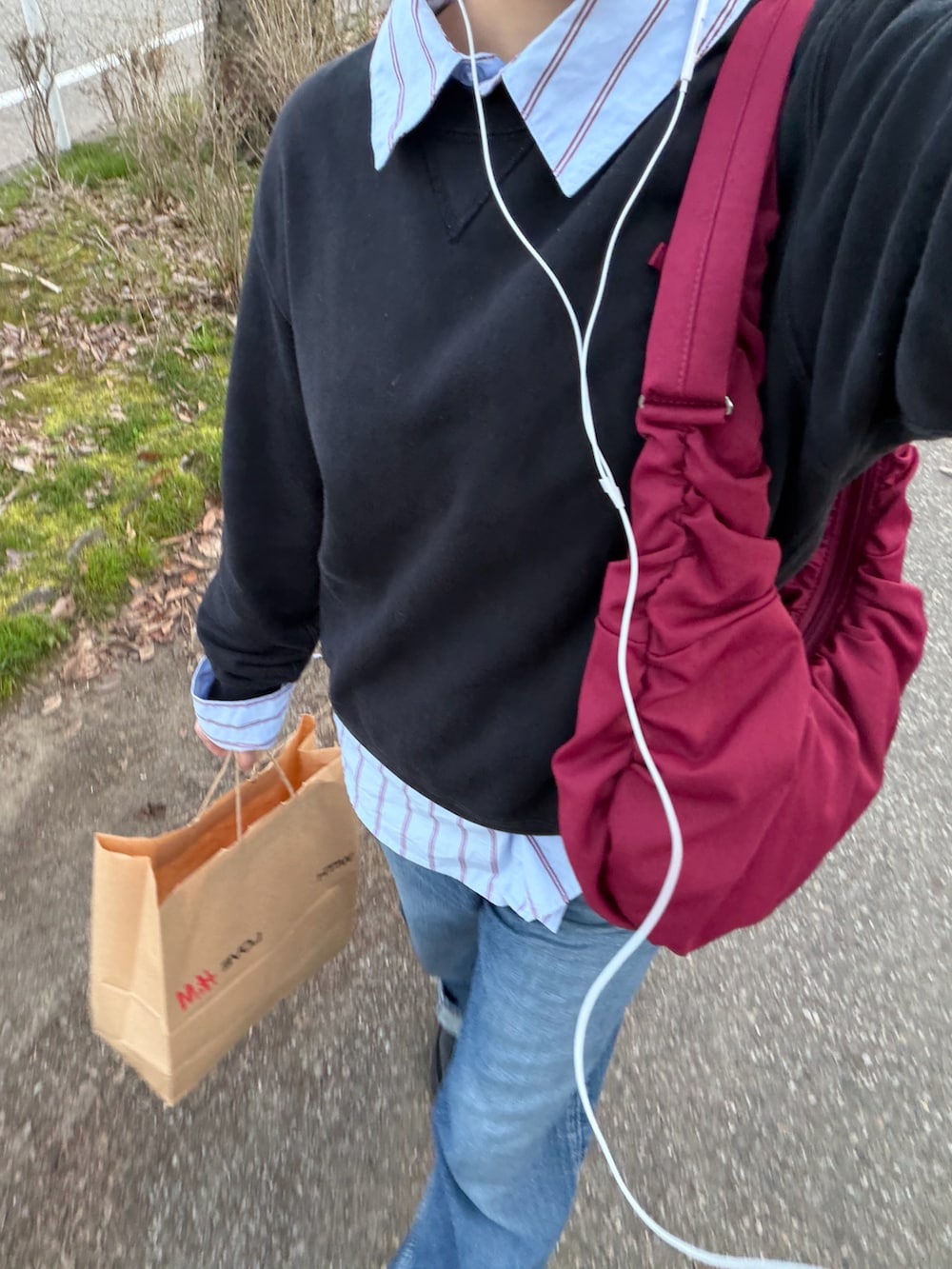 ブルー系のシャツ/ブラウス、ブルー系のデニムパンツ、ブラック系のスウェットを着用したレディースの春コーディネートの2枚目の写真