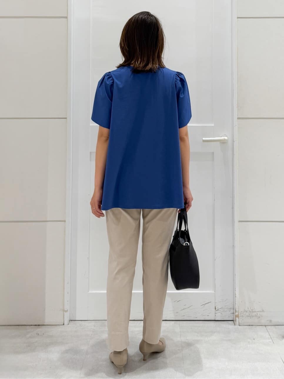 ブルー系のTシャツ/カットソー、ベージュ系のその他パンツ、ブラック系のトートバッグを着用したレディースの夏コーディネートの9枚目の写真