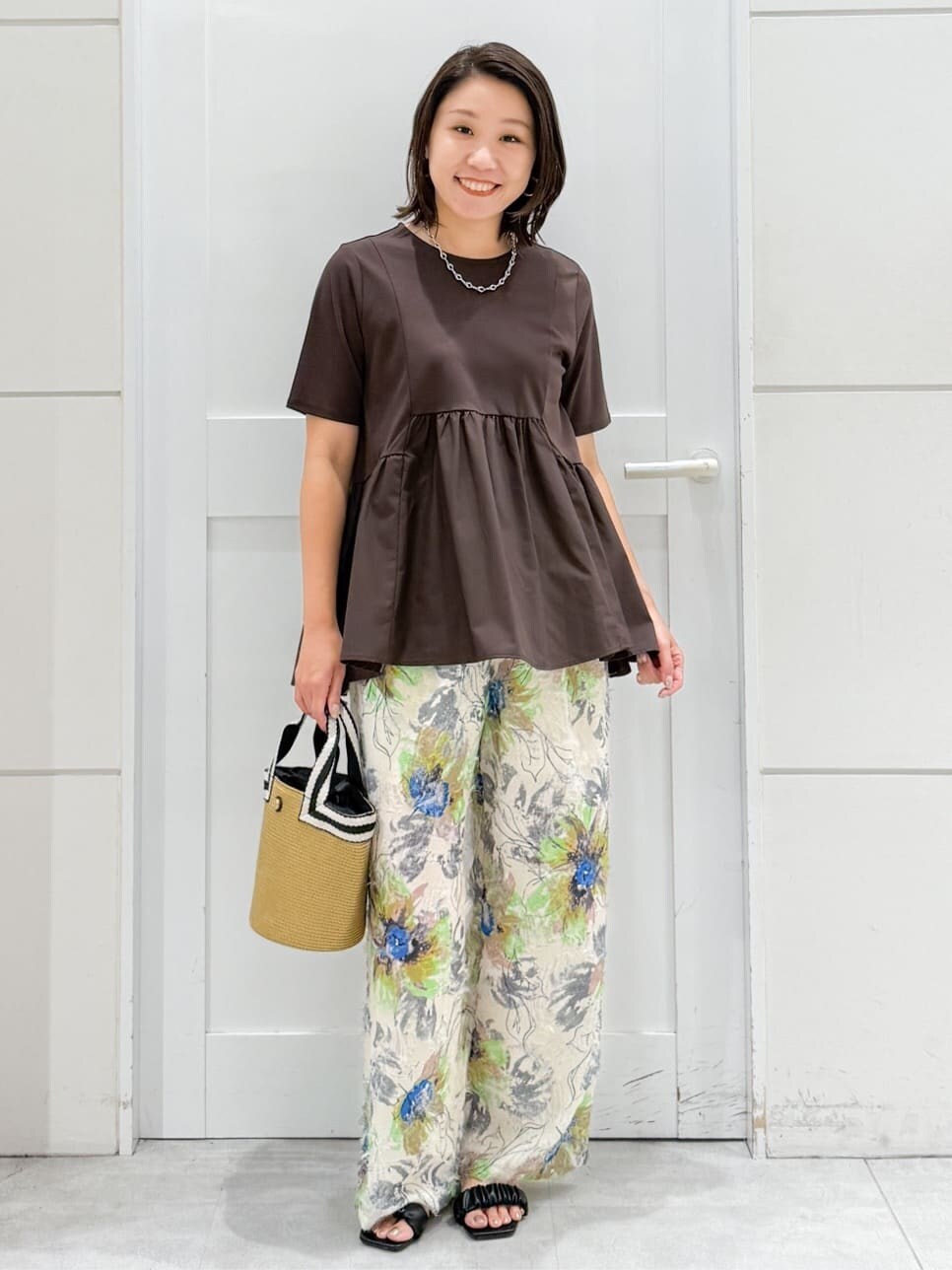 ブラウン系のTシャツ/カットソー、ベージュ系のその他パンツ、ベージュ系のトートバッグを着用したレディースの夏コーディネートの3枚目の写真