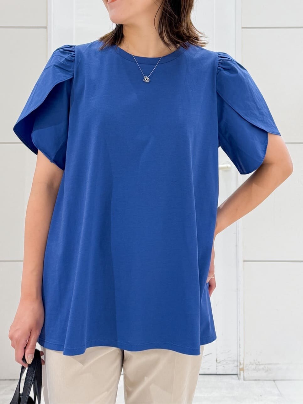 ブルー系のTシャツ/カットソー、ベージュ系のその他パンツ、ブラック系のトートバッグを着用したレディースの夏コーディネートの10枚目の写真