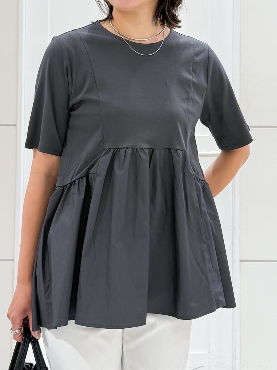 グレー系のTシャツ/カットソー、ホワイト系のその他パンツ、ブラック系のサンダルを着用したレディースの夏コーディネートの10枚目の写真