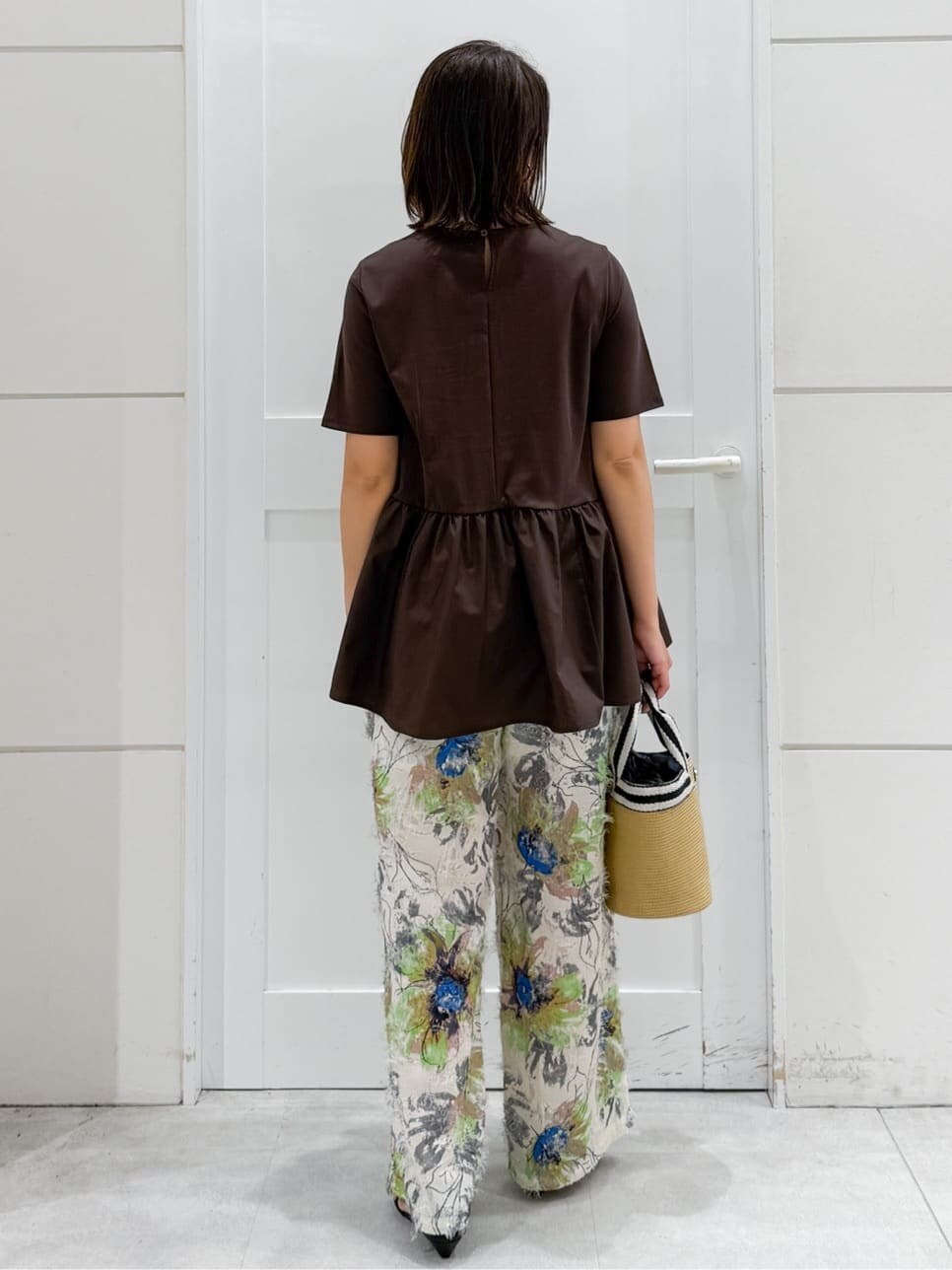 ブラウン系のTシャツ/カットソー、ベージュ系のその他パンツ、ベージュ系のトートバッグを着用したレディースの夏コーディネートの9枚目の写真