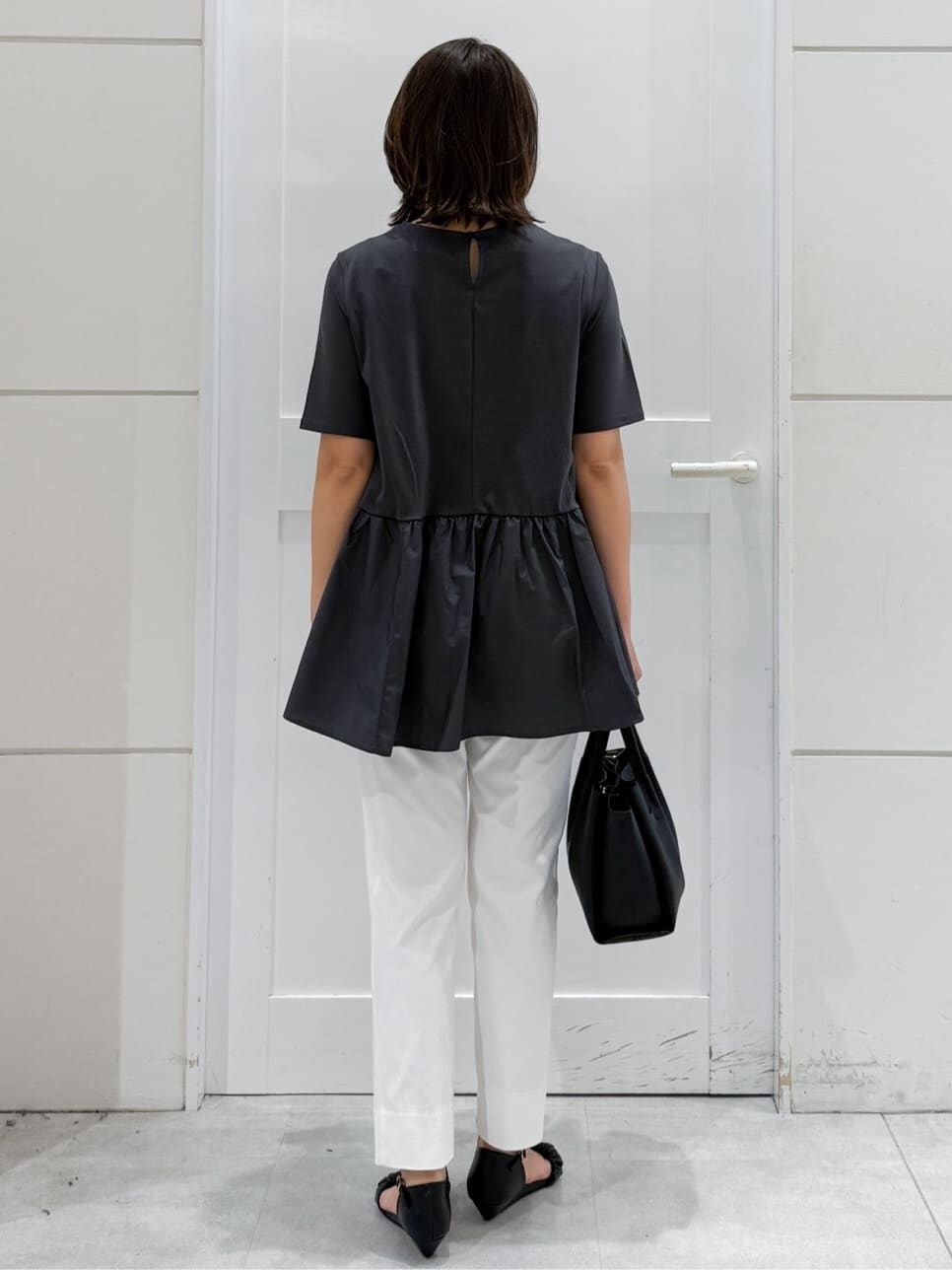 グレー系のTシャツ/カットソー、ホワイト系のその他パンツ、ブラック系のサンダルを着用したレディースの夏コーディネートの9枚目の写真