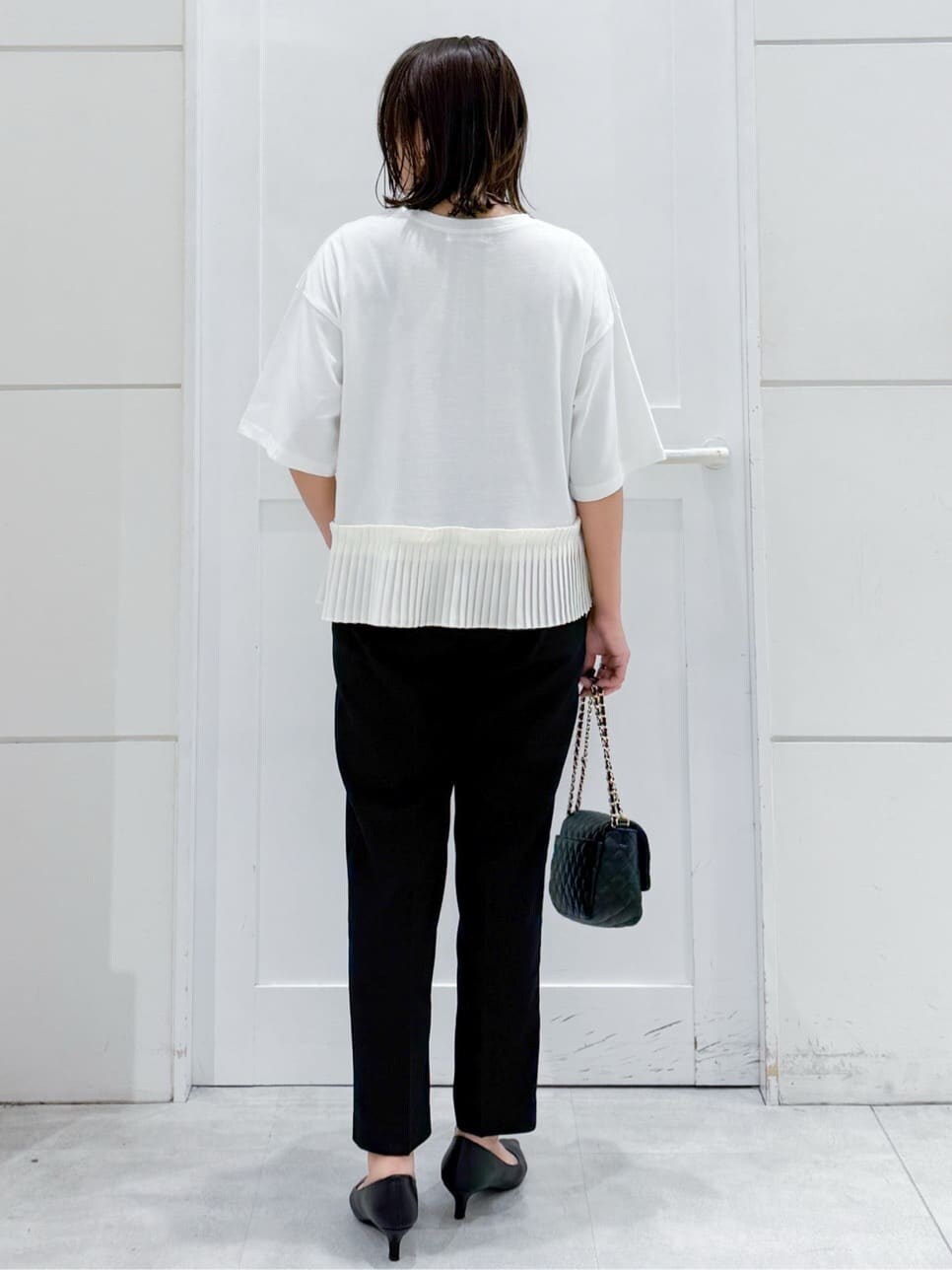 ホワイト系のTシャツ/カットソー、ブラック系のその他パンツ、ブラック系のショルダーバッグを着用したレディースの夏コーディネートの7枚目の写真