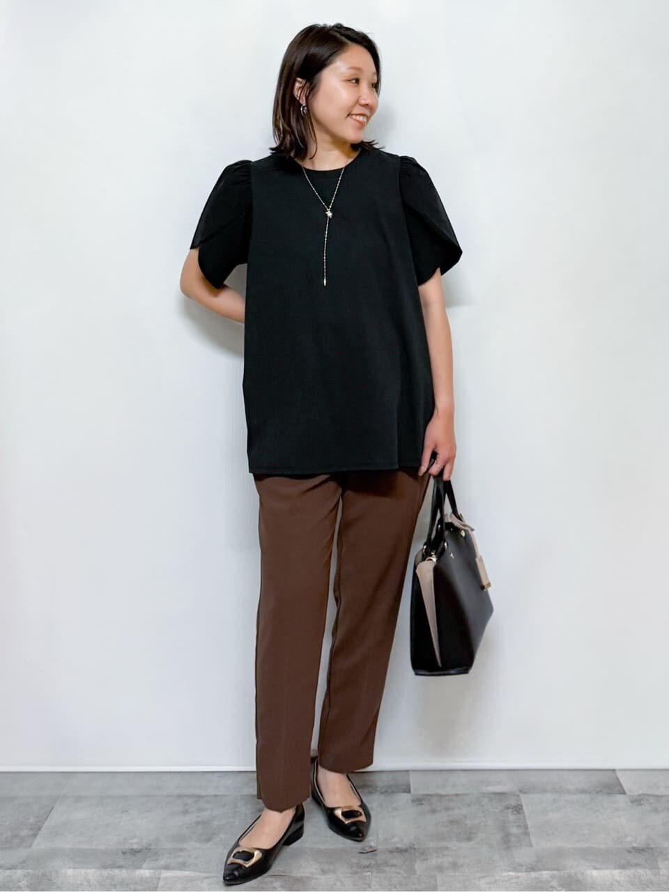 ブラック系のTシャツ/カットソー、ブラウン系のその他パンツ、ブラック系のトートバッグを着用したレディースの夏コーディネートの5枚目の写真