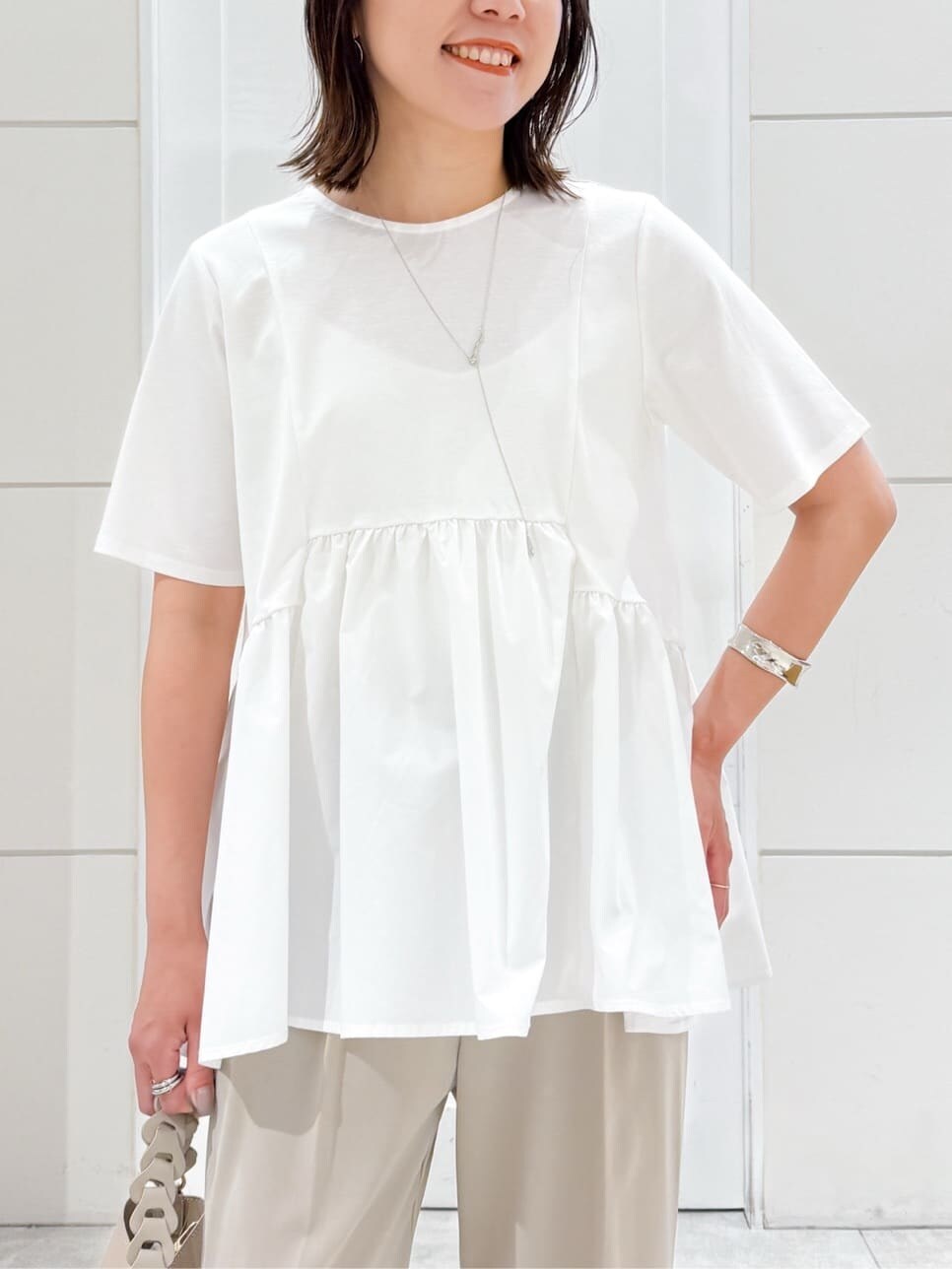 ホワイト系のTシャツ/カットソー、ベージュ系のその他パンツ、ベージュ系のショルダーバッグを着用したレディースの夏コーディネートの10枚目の写真
