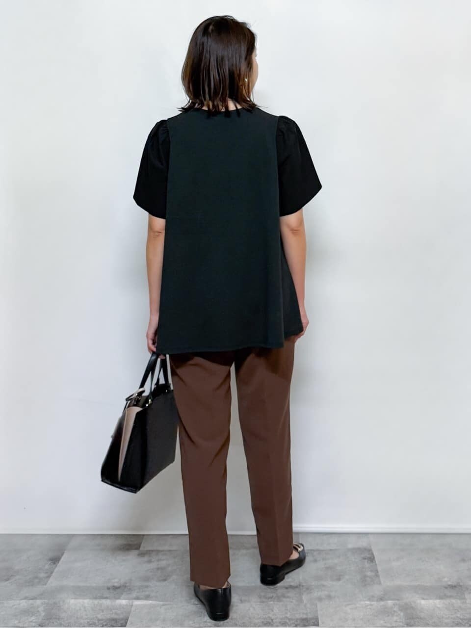 ブラック系のTシャツ/カットソー、ブラウン系のその他パンツ、ブラック系のトートバッグを着用したレディースの夏コーディネートの8枚目の写真