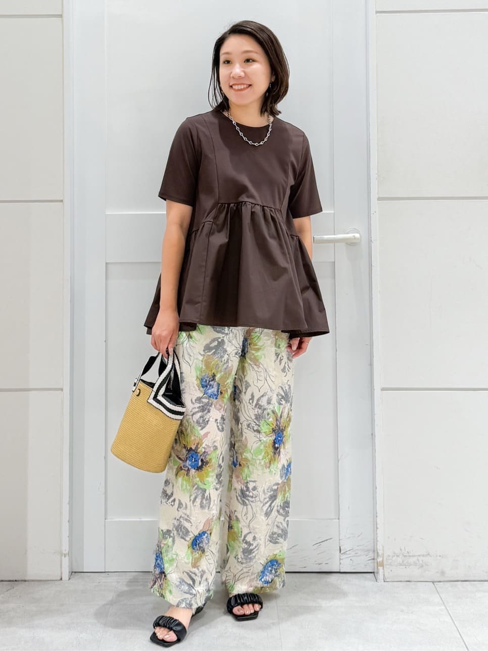 ブラウン系のTシャツ/カットソー、ベージュ系のその他パンツ、ベージュ系のトートバッグを着用したレディースの夏コーディネートの2枚目の写真