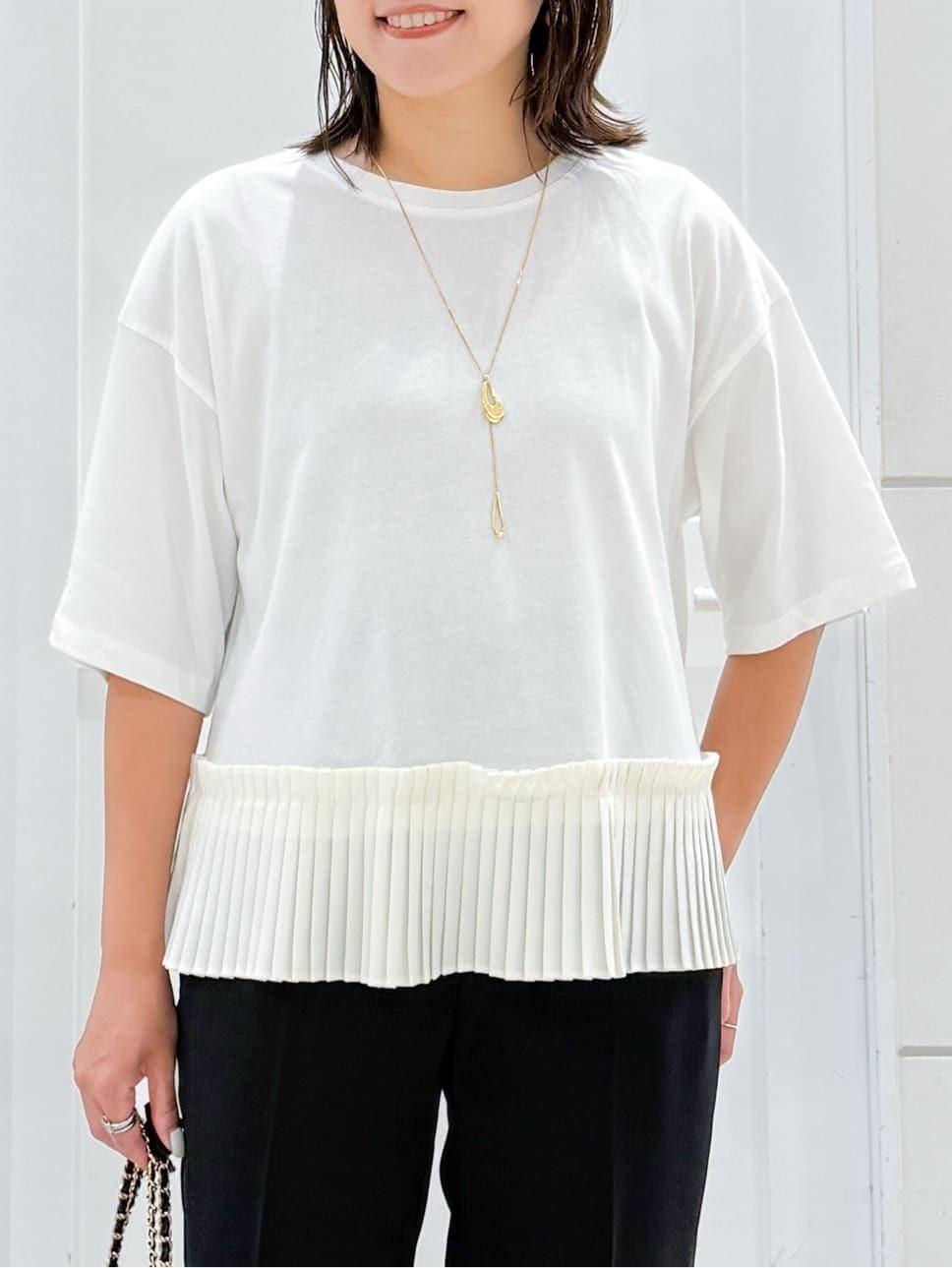 ホワイト系のTシャツ/カットソー、ブラック系のその他パンツ、ブラック系のショルダーバッグを着用したレディースの夏コーディネートの8枚目の写真