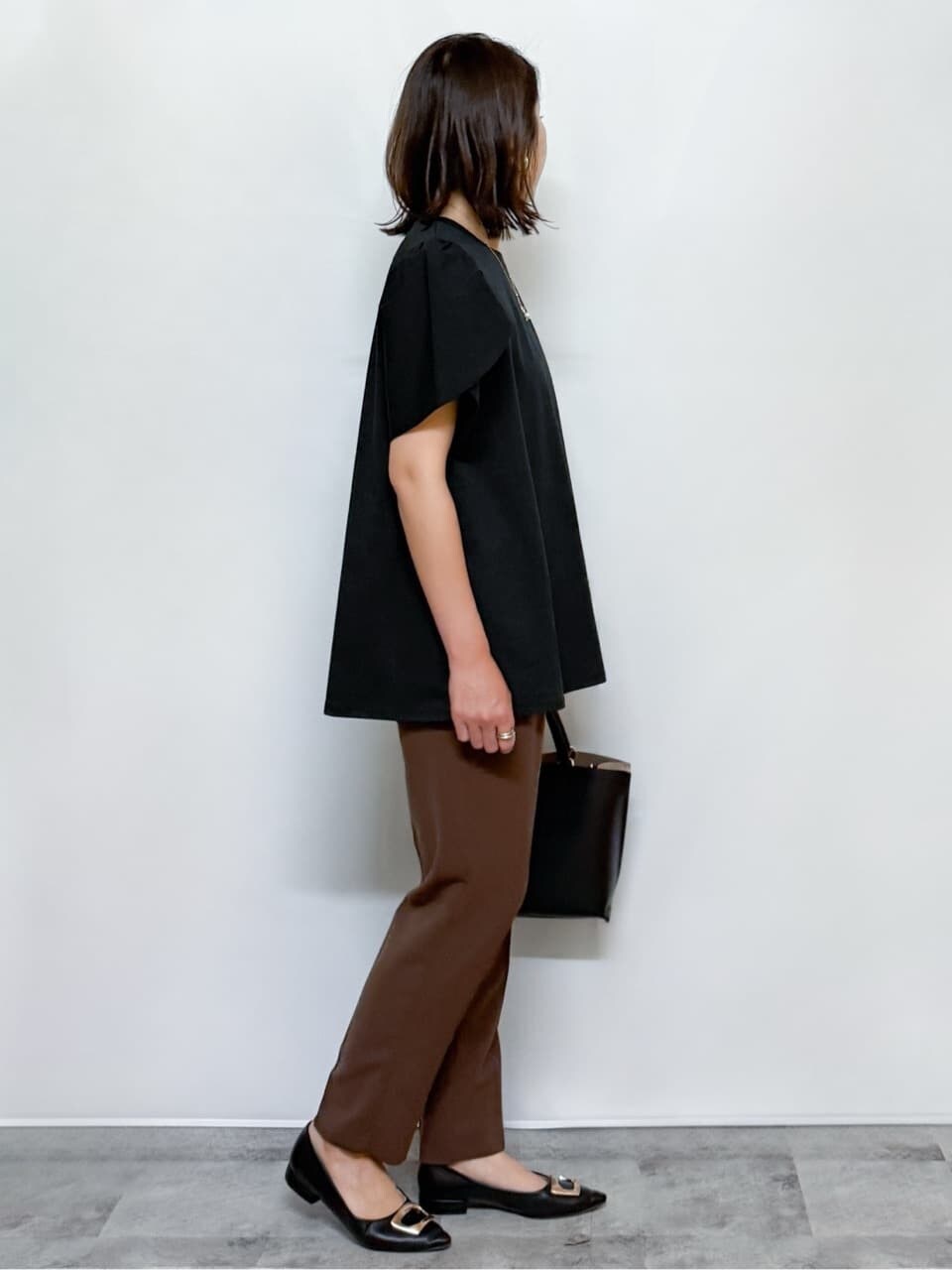 ブラック系のTシャツ/カットソー、ブラウン系のその他パンツ、ブラック系のトートバッグを着用したレディースの夏コーディネートの7枚目の写真