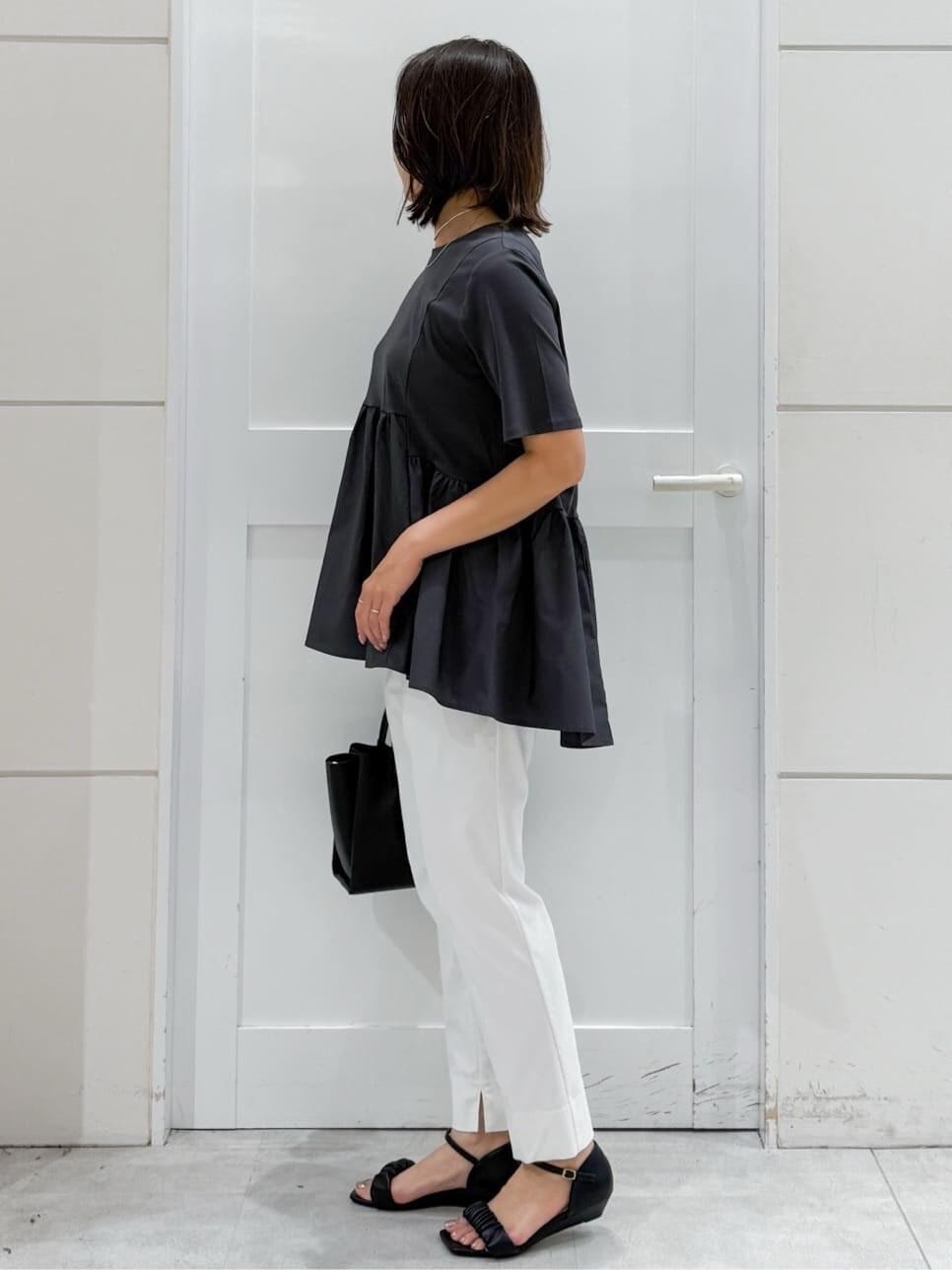 グレー系のTシャツ/カットソー、ホワイト系のその他パンツ、ブラック系のサンダルを着用したレディースの夏コーディネートの7枚目の写真