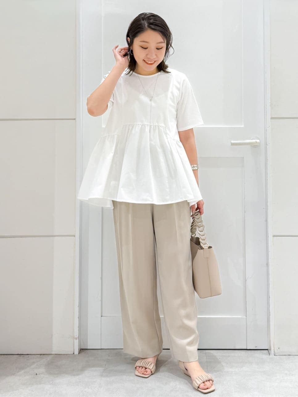 ホワイト系のTシャツ/カットソー、ベージュ系のその他パンツ、ベージュ系のショルダーバッグを着用したレディースの夏コーディネートの2枚目の写真