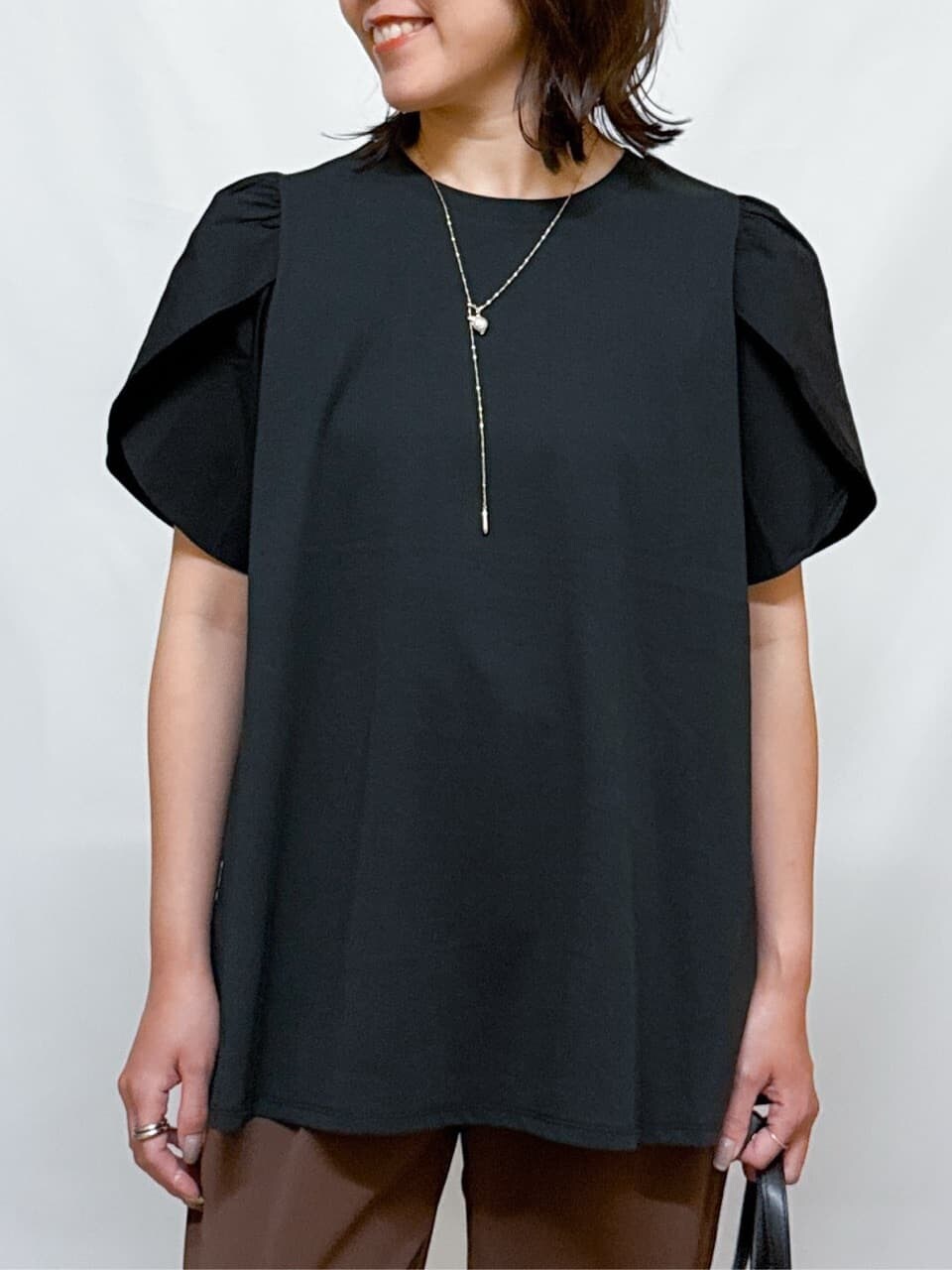 ブラック系のTシャツ/カットソー、ブラウン系のその他パンツ、ブラック系のトートバッグを着用したレディースの夏コーディネートの9枚目の写真