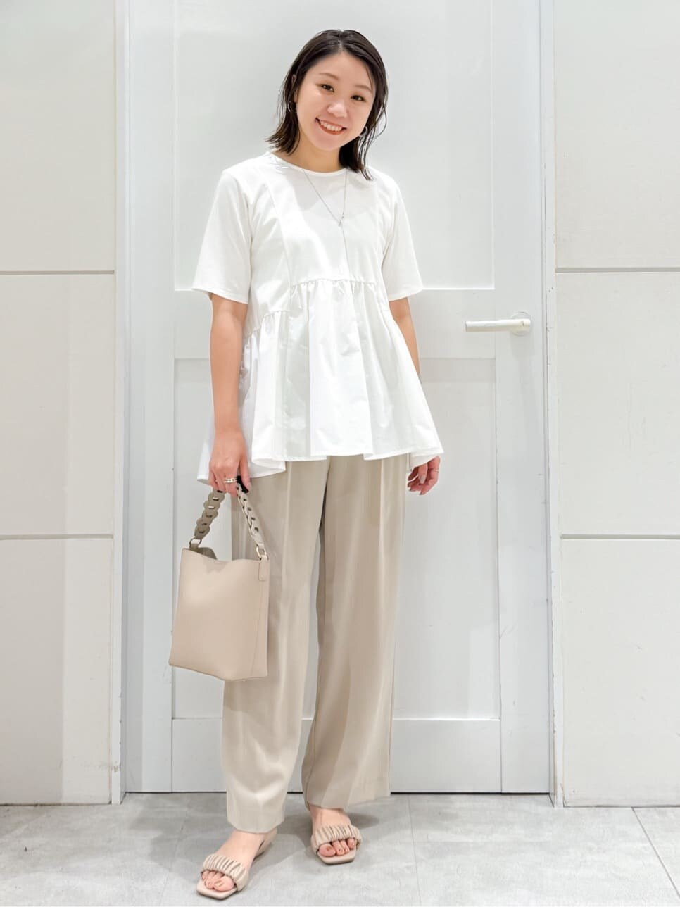 ホワイト系のTシャツ/カットソー、ベージュ系のその他パンツ、ベージュ系のショルダーバッグを着用したレディースの夏コーディネートの5枚目の写真