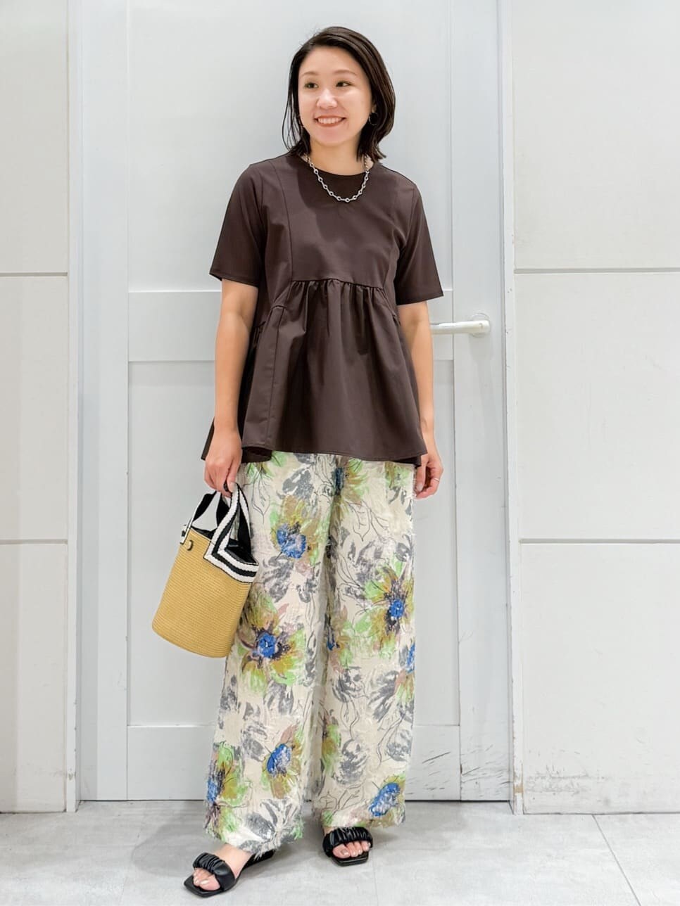 ブラウン系のTシャツ/カットソー、ベージュ系のその他パンツ、ベージュ系のトートバッグを着用したレディースの夏コーディネートの5枚目の写真