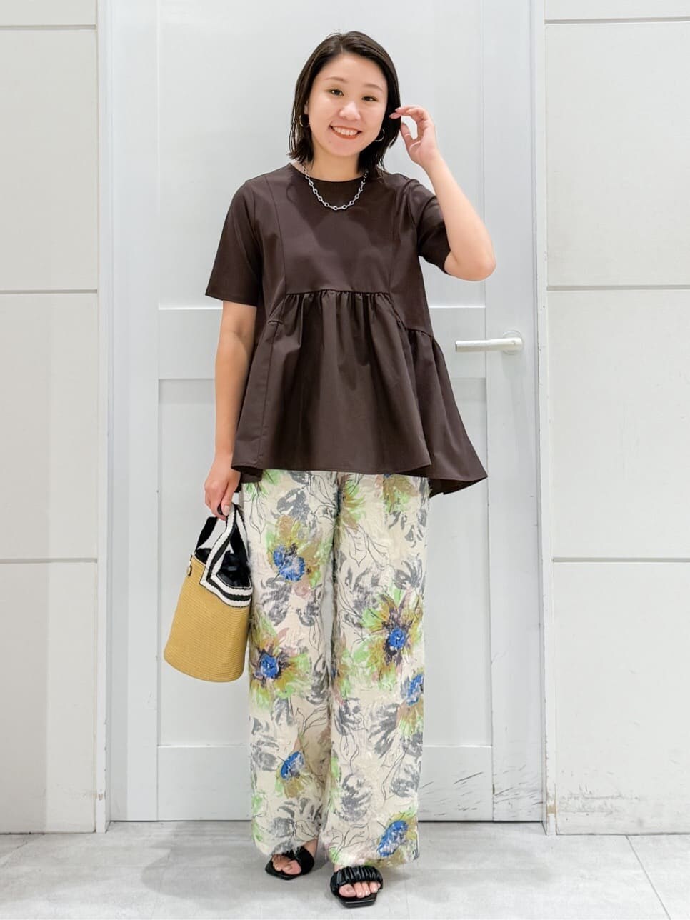 ブラウン系のTシャツ/カットソー、ベージュ系のその他パンツ、ベージュ系のトートバッグを着用したレディースの夏コーディネートの6枚目の写真