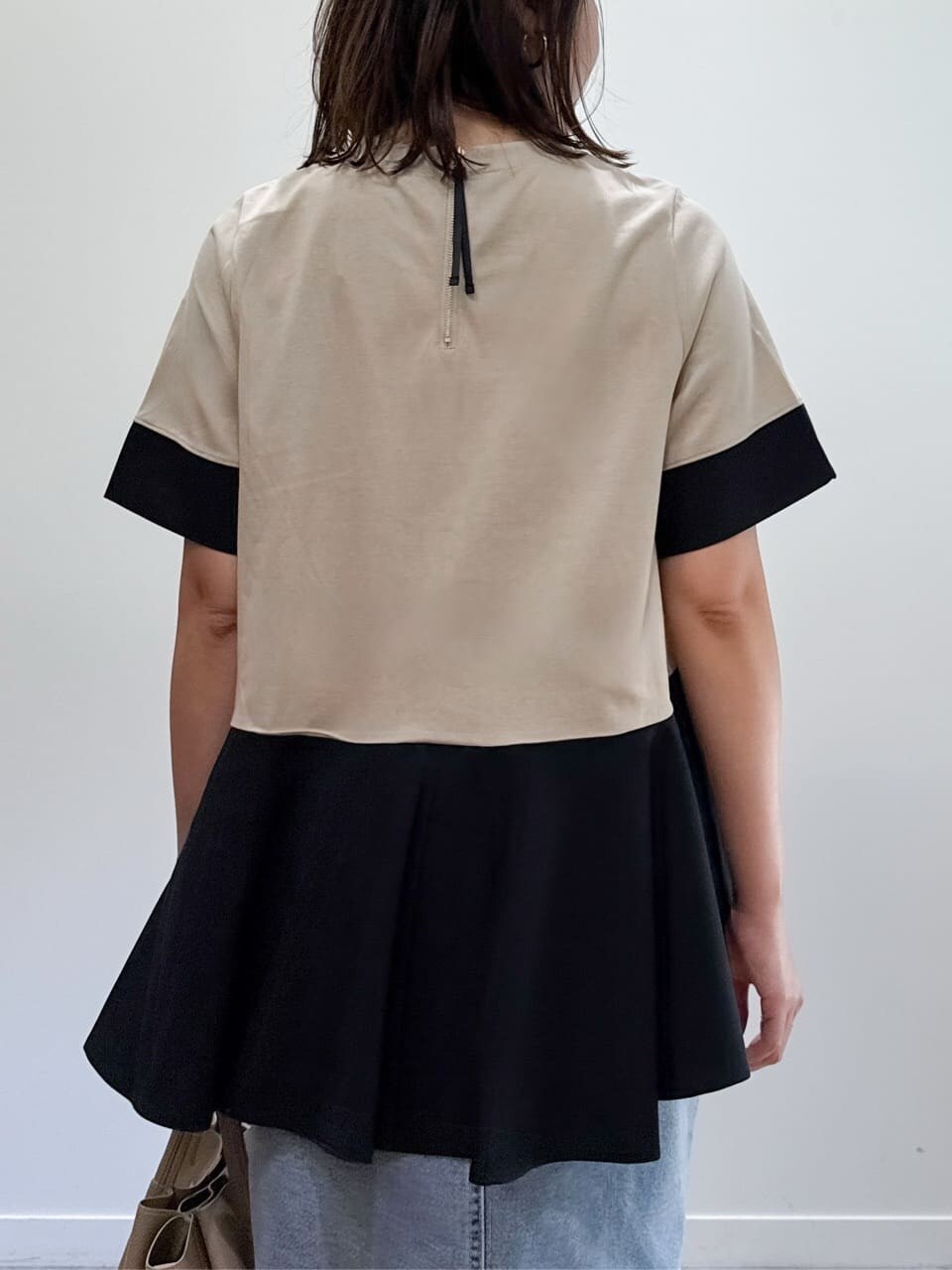 ベージュ系のTシャツ/カットソー、ブルー系のデニムスカート、ベージュ系のショルダーバッグを着用したレディースの夏コーディネートの10枚目の写真
