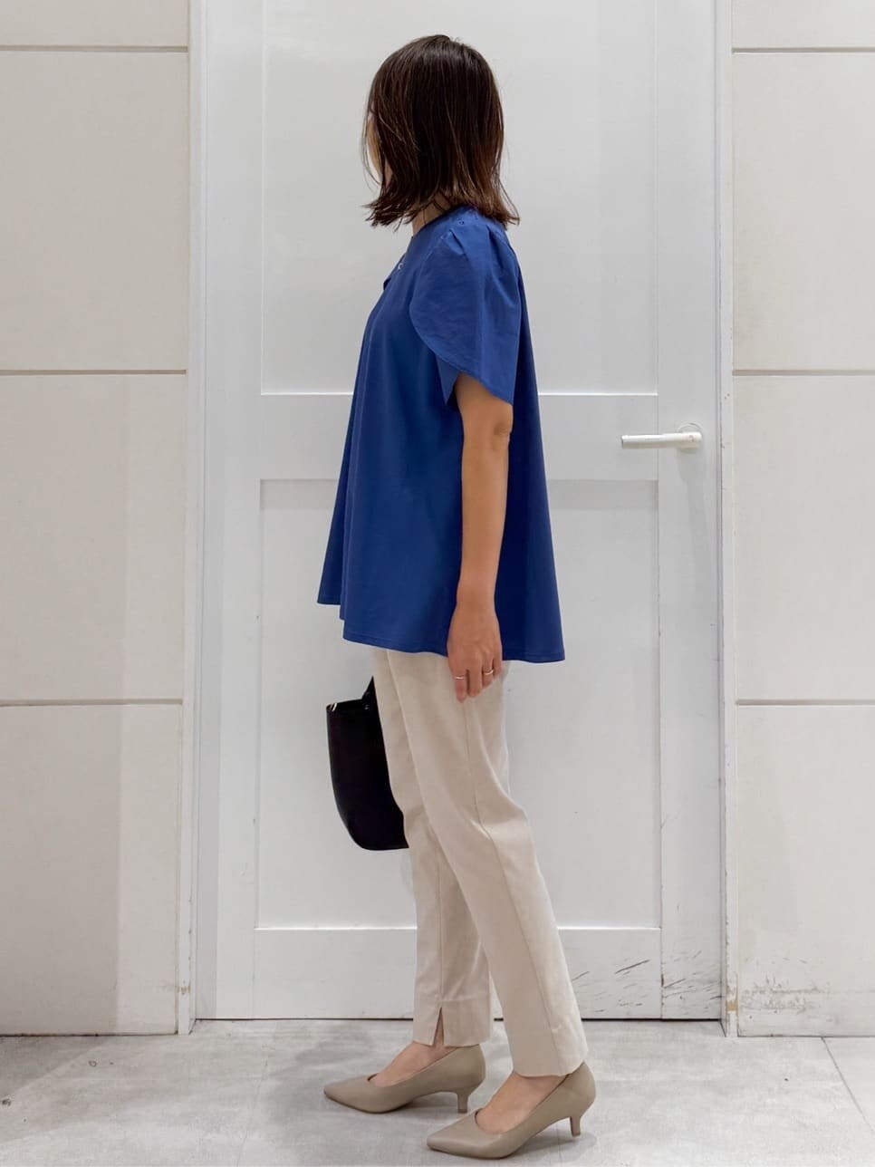 ブルー系のTシャツ/カットソー、ベージュ系のその他パンツ、ブラック系のトートバッグを着用したレディースの夏コーディネートの8枚目の写真